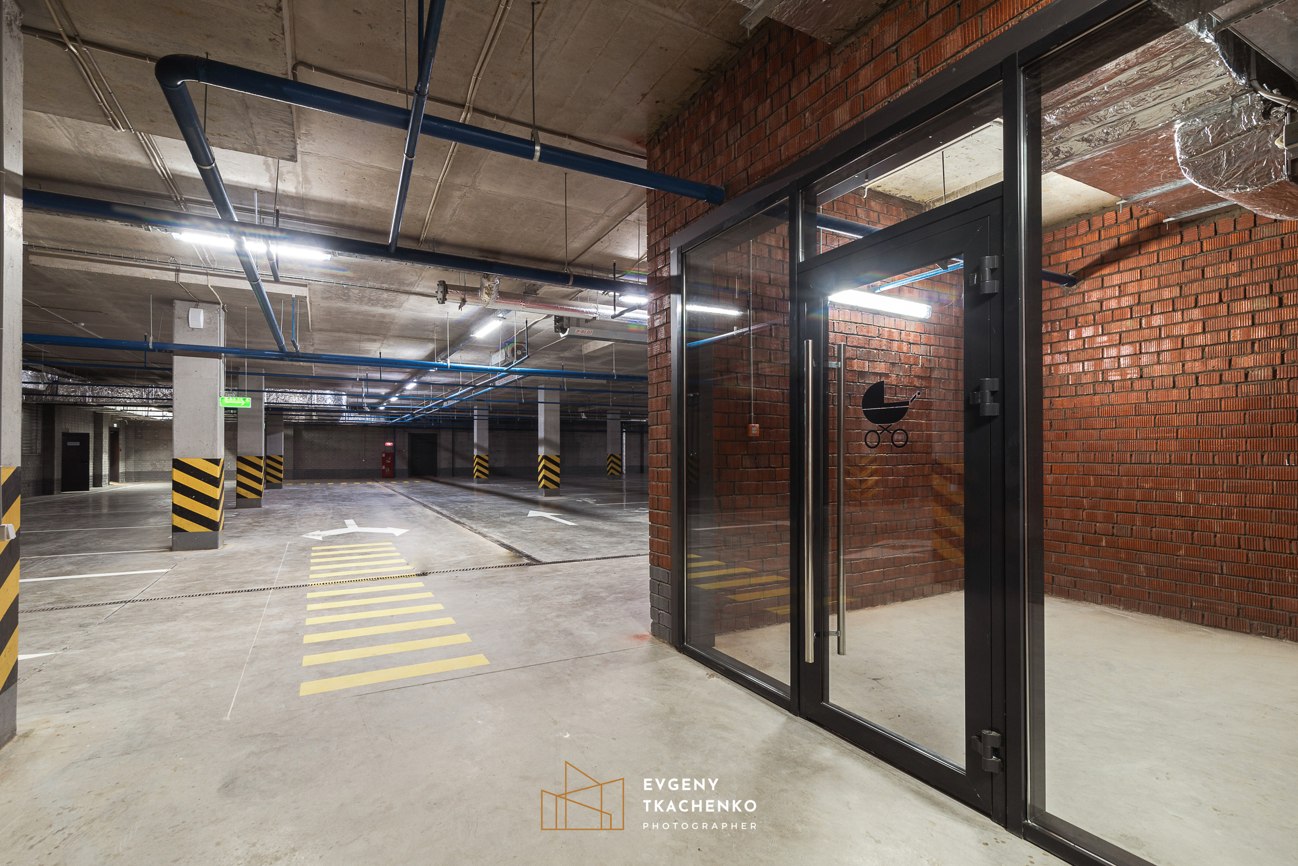 Интерьер холла и ландшафтный дизайн двора в ЖК «Дом на Ботаническом». Архитектурный и интерьерный фотограф в Казахстане