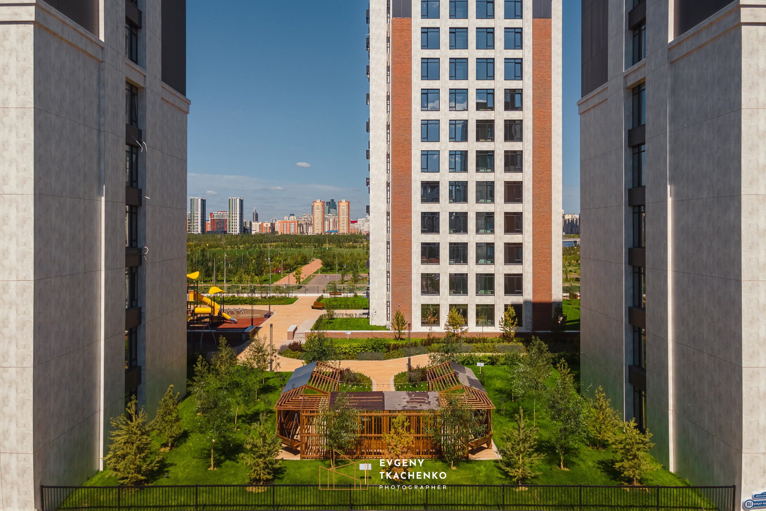 Интерьер холла и ландшафтный дизайн двора в ЖК «Дом на Ботаническом». Архитектурный и интерьерный фотограф в Казахстане