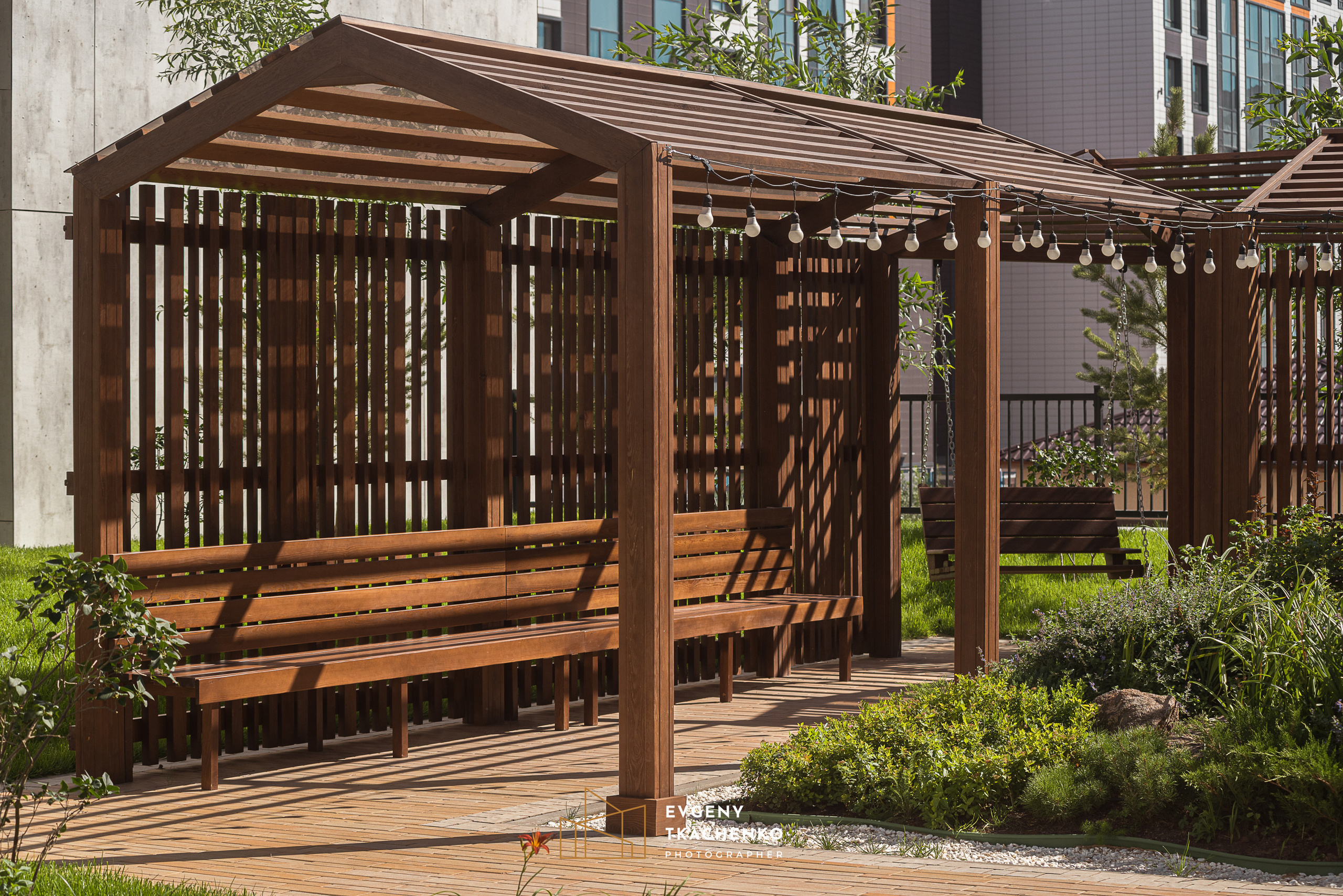 Интерьер холла и ландшафтный дизайн двора в ЖК «Дом на Ботаническом». Архитектурный и интерьерный фотограф в Казахстане