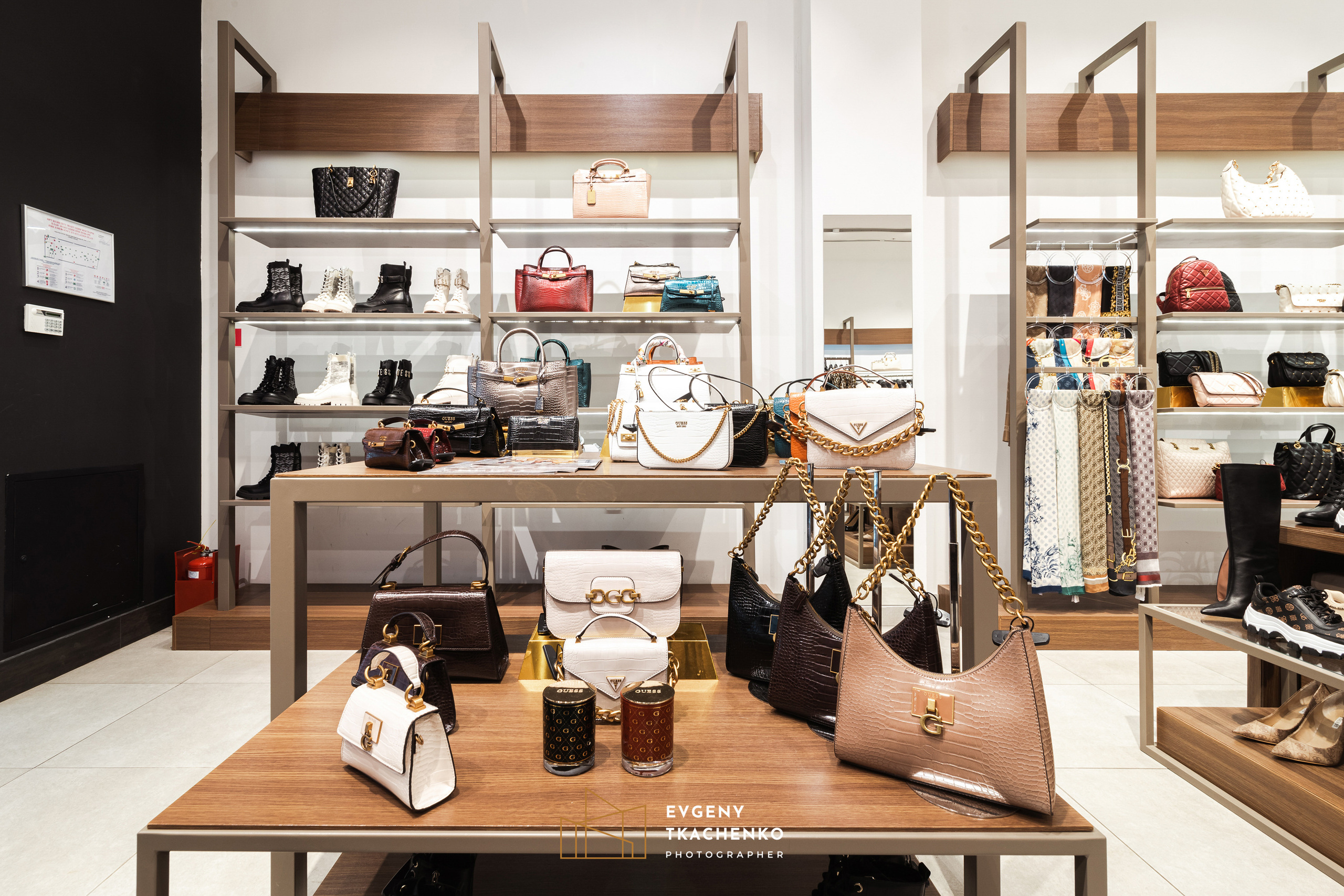 Шоу-рум «Guess» в Mega Silkway. Архитектурный и интерьерный фотограф в Казахстане