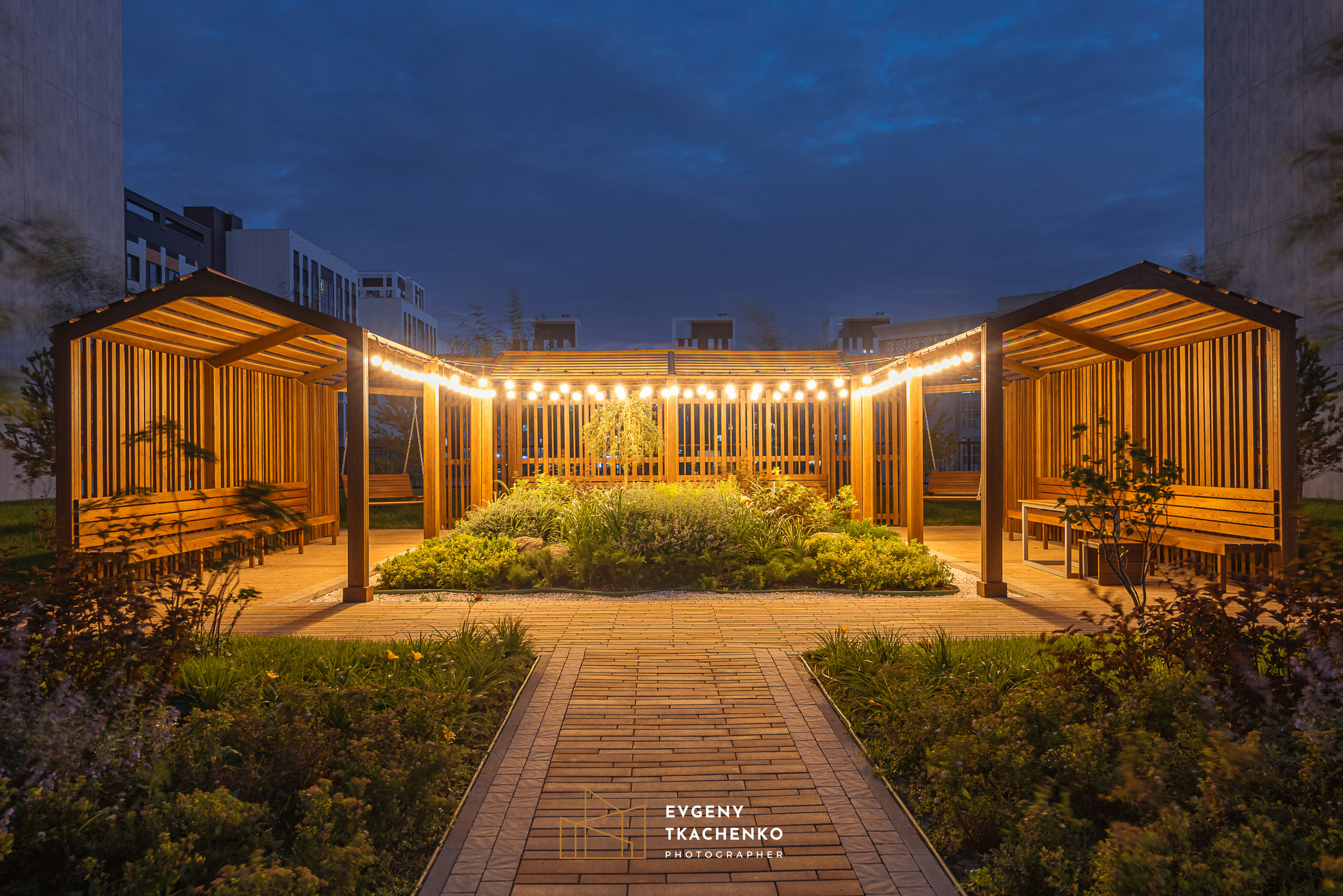 Интерьер холла и ландшафтный дизайн двора в ЖК «Дом на Ботаническом». Архитектурный и интерьерный фотограф в Казахстане