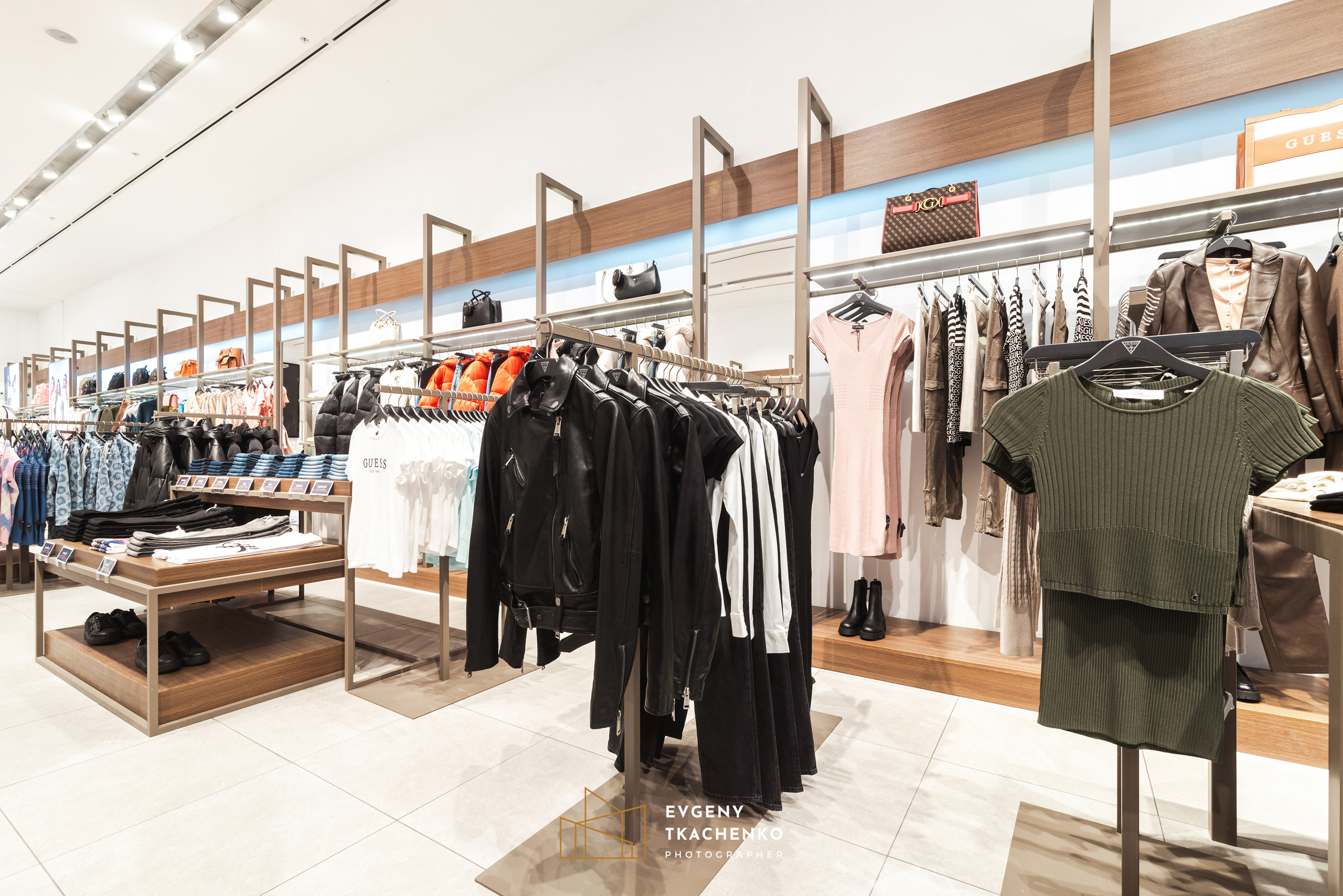 Шоу-рум «Guess» в Mega Silkway. Архитектурный и интерьерный фотограф в Казахстане