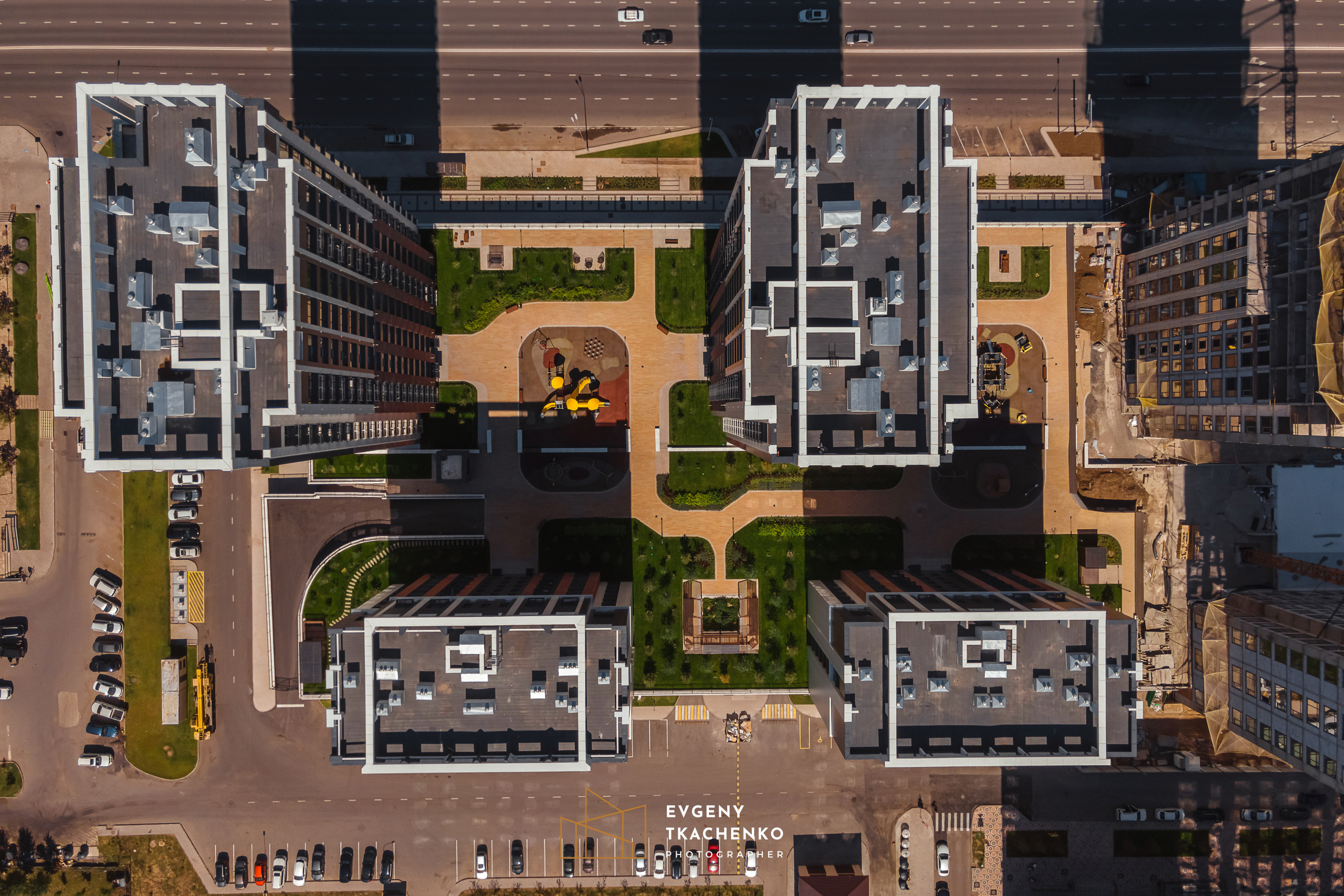 Интерьер холла и ландшафтный дизайн двора в ЖК «Дом на Ботаническом». Архитектурный и интерьерный фотограф в Казахстане