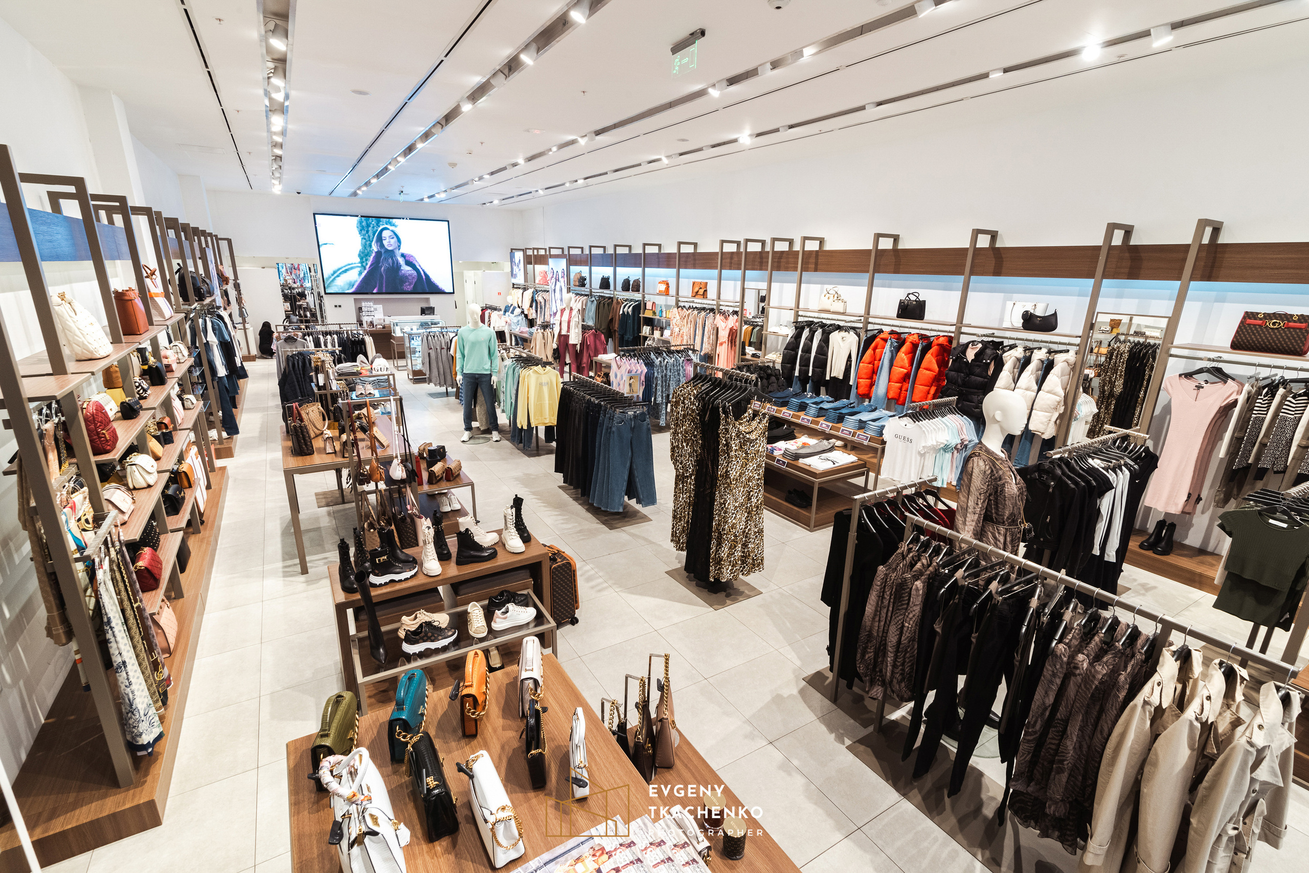 Шоу-рум «Guess» в Mega Silkway. Архитектурный и интерьерный фотограф в Казахстане