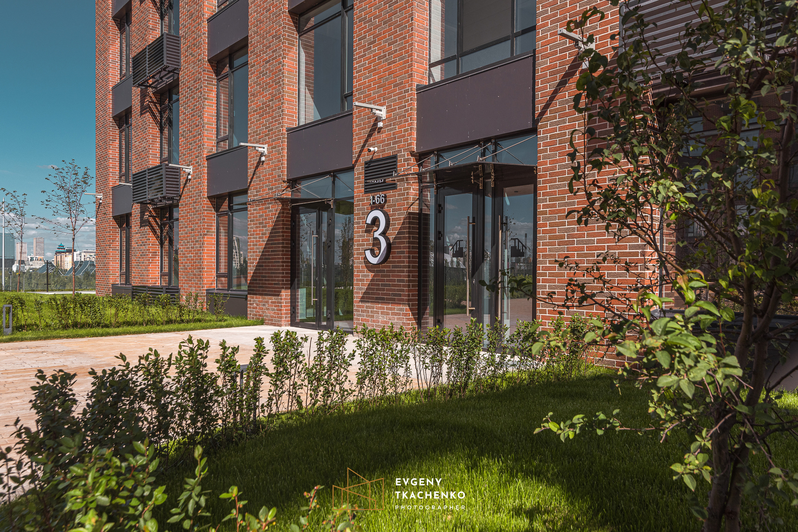 Интерьер холла и ландшафтный дизайн двора в ЖК «Дом на Ботаническом». Архитектурный и интерьерный фотограф в Казахстане