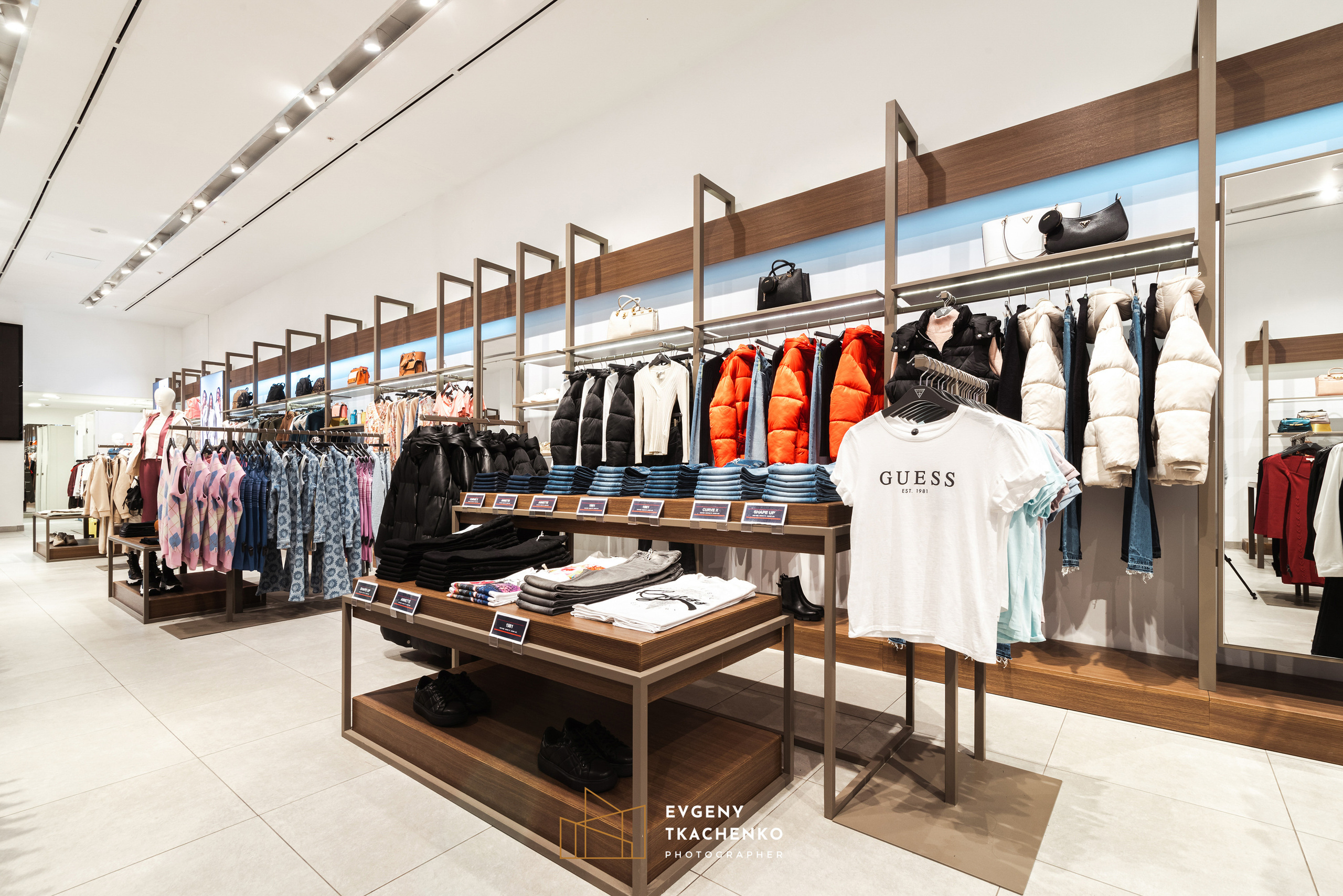 Шоу-рум «Guess» в Mega Silkway. Архитектурный и интерьерный фотограф в Казахстане