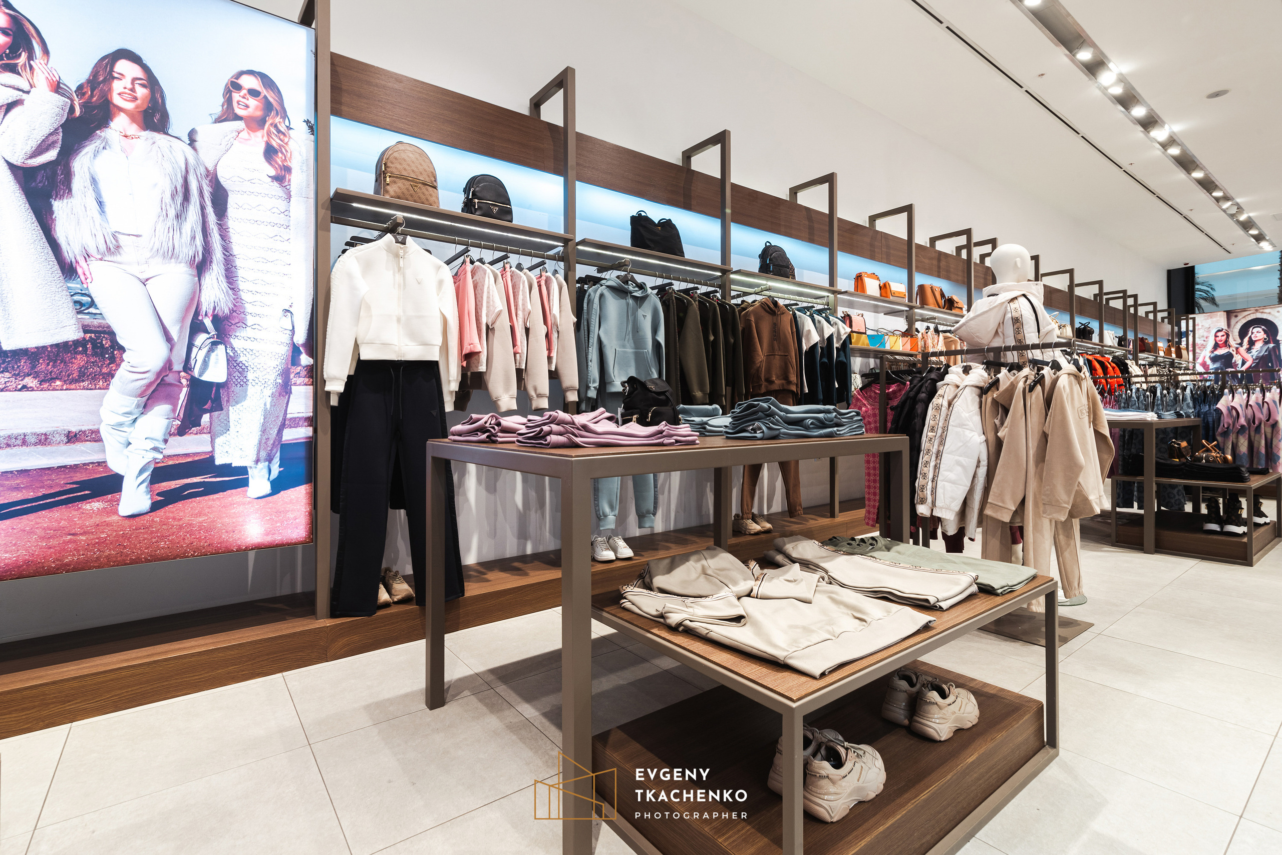 Шоу-рум «Guess» в Mega Silkway. Архитектурный и интерьерный фотограф в Казахстане