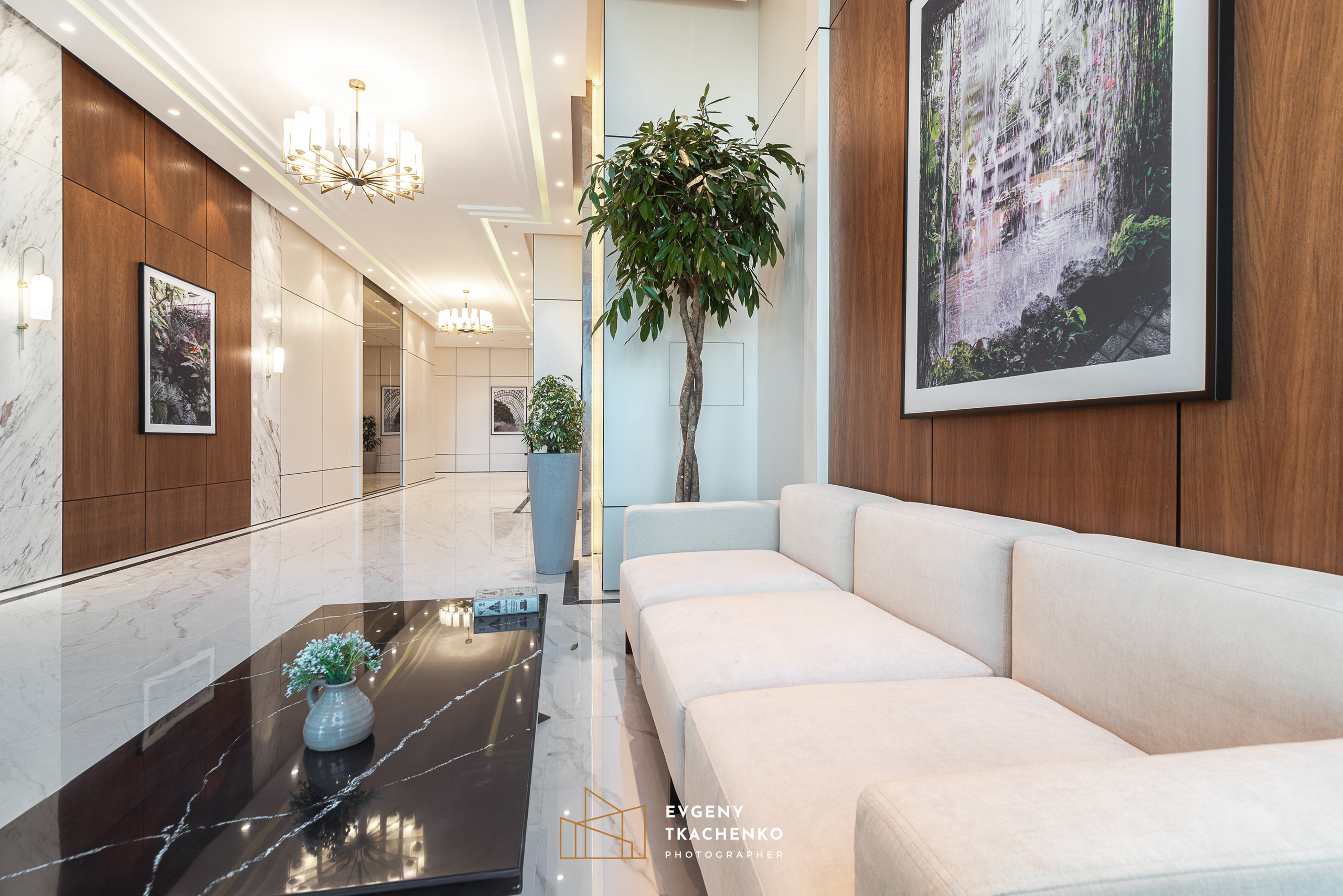 Интерьер холла и ландшафтный дизайн двора в ЖК «Дом на Ботаническом». Архитектурный и интерьерный фотограф в Казахстане