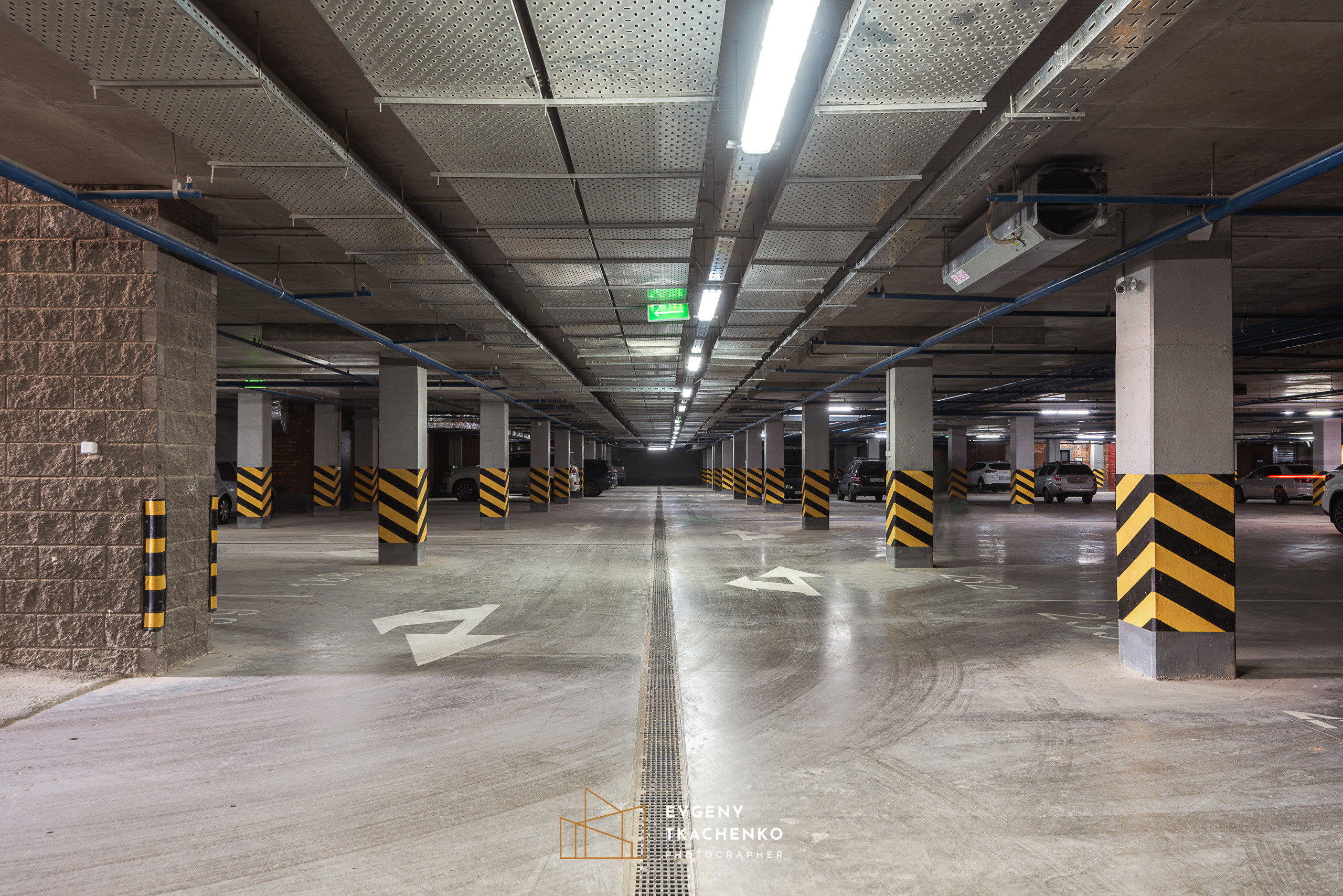 Интерьер холла и ландшафтный дизайн двора в ЖК «Дом на Ботаническом». Архитектурный и интерьерный фотограф в Казахстане