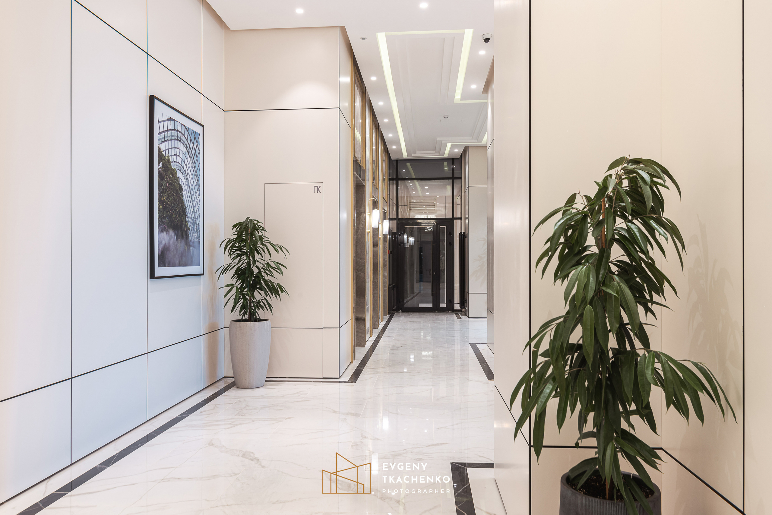 Интерьер холла и ландшафтный дизайн двора в ЖК «Дом на Ботаническом». Архитектурный и интерьерный фотограф в Казахстане