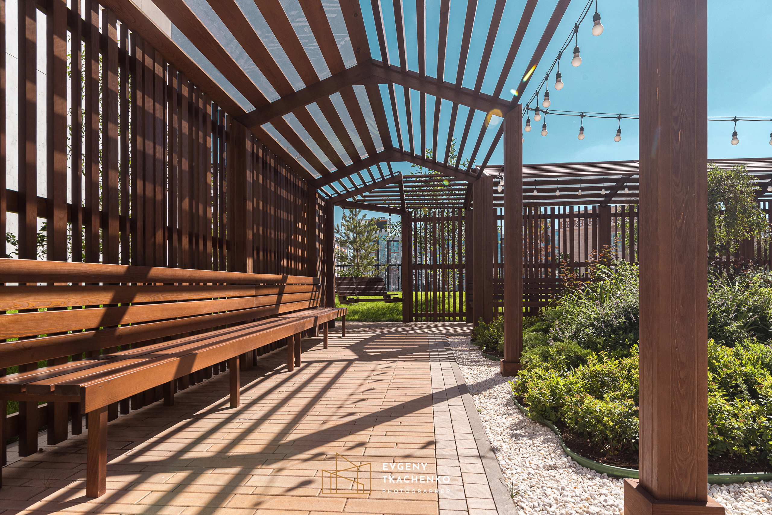 Интерьер холла и ландшафтный дизайн двора в ЖК «Дом на Ботаническом». Архитектурный и интерьерный фотограф в Казахстане