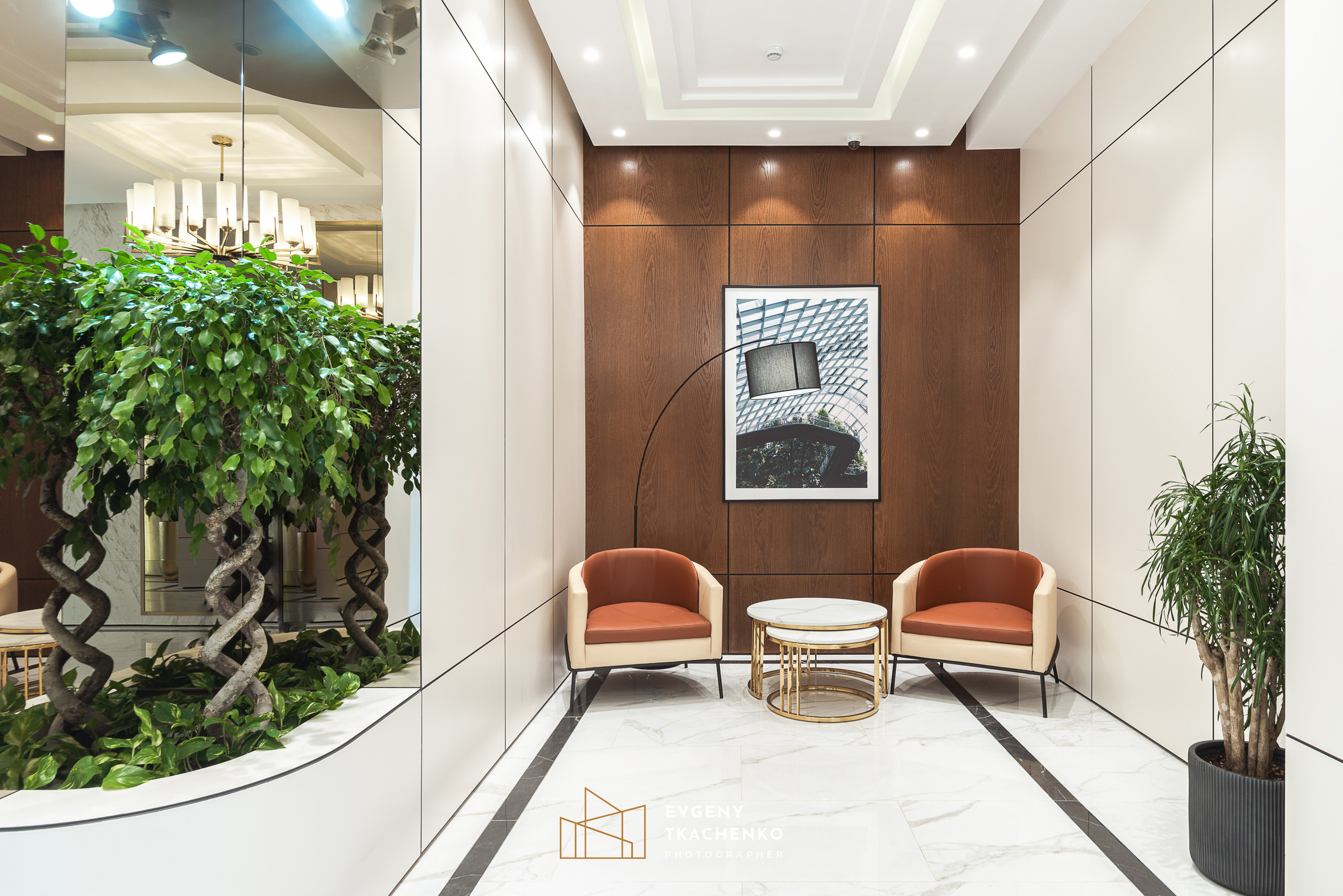 Интерьер холла и ландшафтный дизайн двора в ЖК «Дом на Ботаническом». Архитектурный и интерьерный фотограф в Казахстане