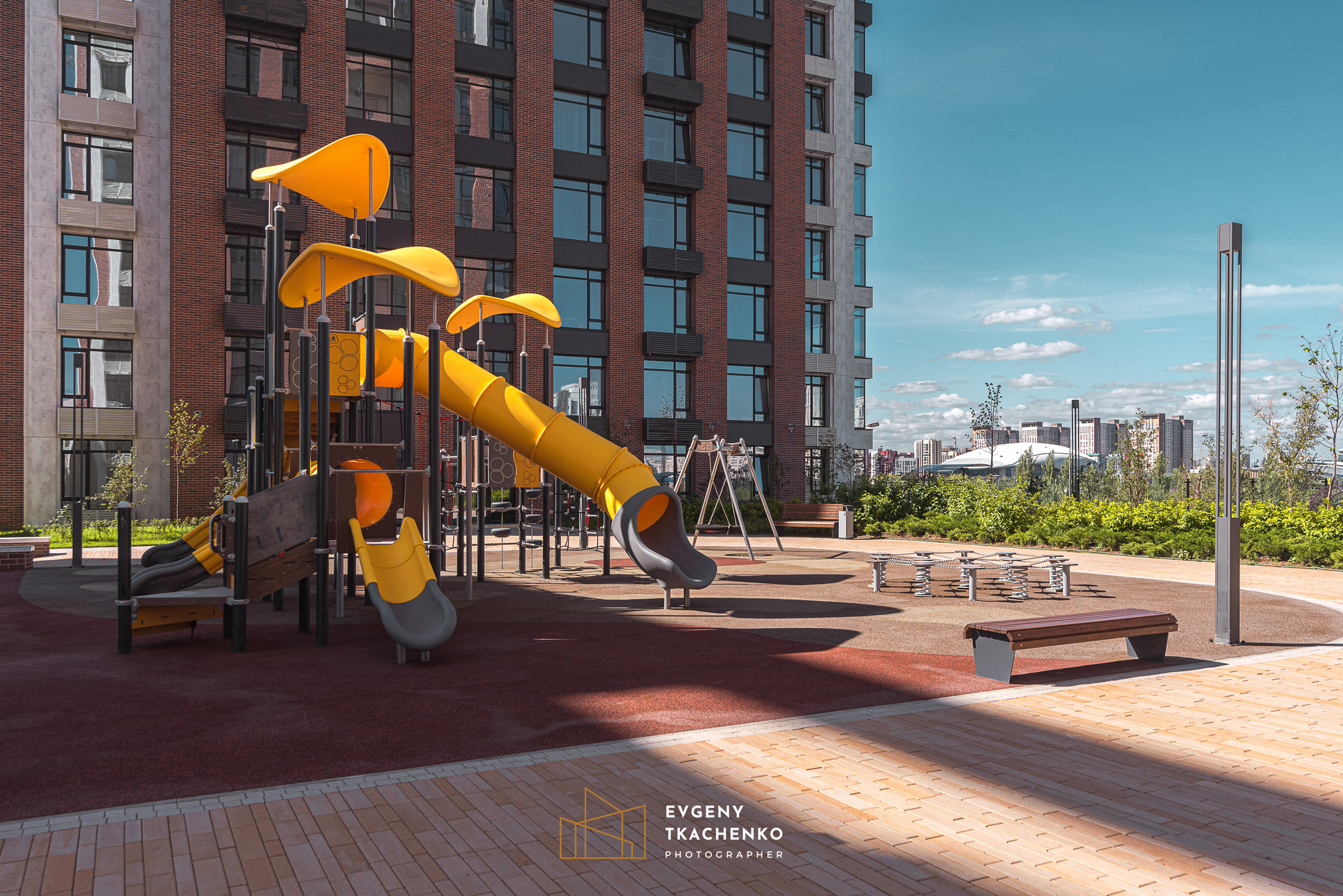 Интерьер холла и ландшафтный дизайн двора в ЖК «Дом на Ботаническом». Архитектурный и интерьерный фотограф в Казахстане