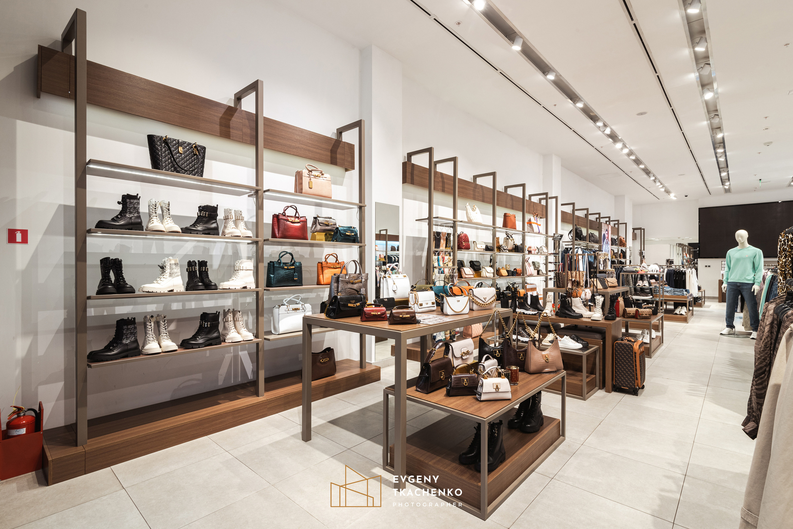 Шоу-рум «Guess» в Mega Silkway. Архитектурный и интерьерный фотограф в Казахстане