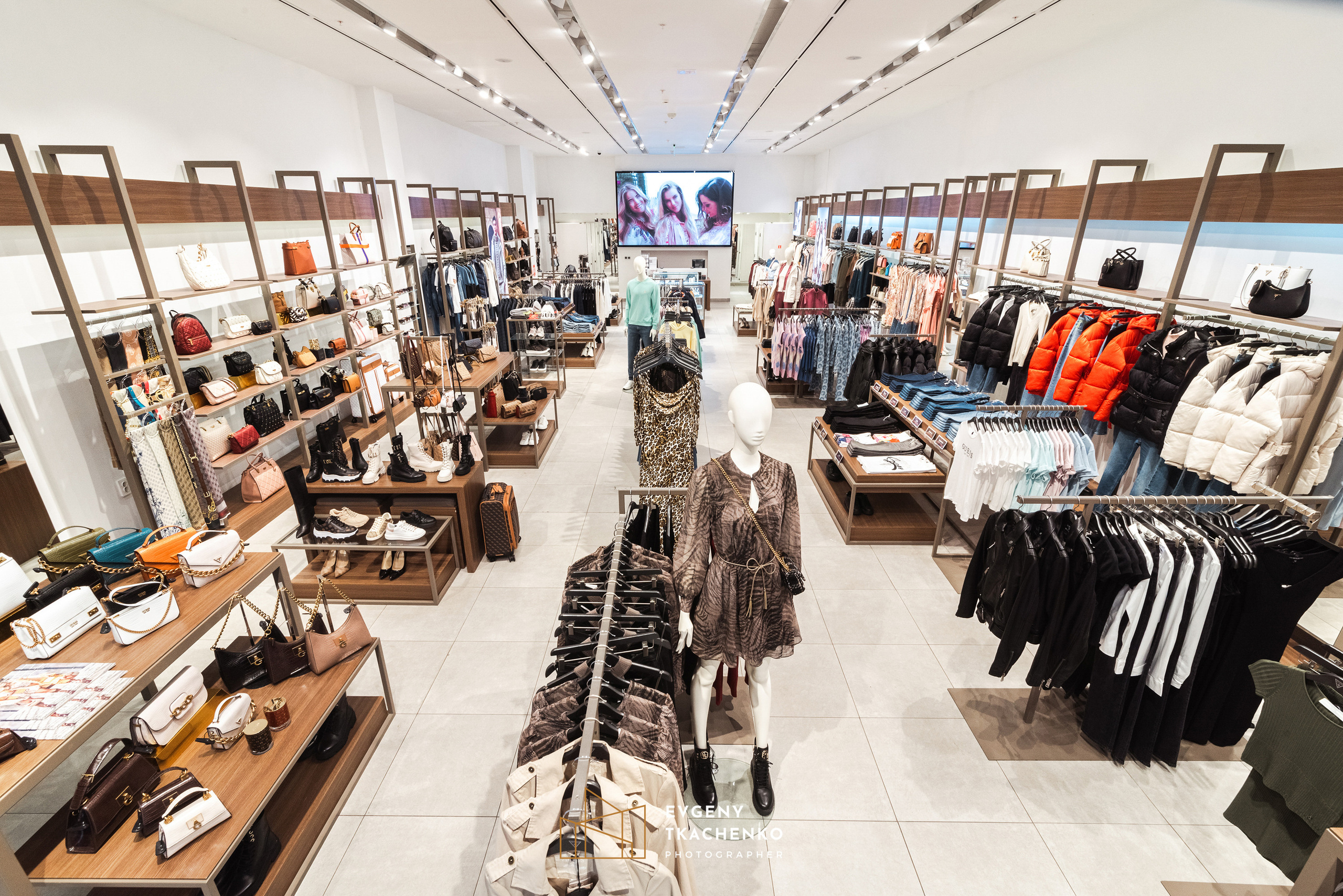 Шоу-рум «Guess» в Mega Silkway. Архитектурный и интерьерный фотограф в Казахстане