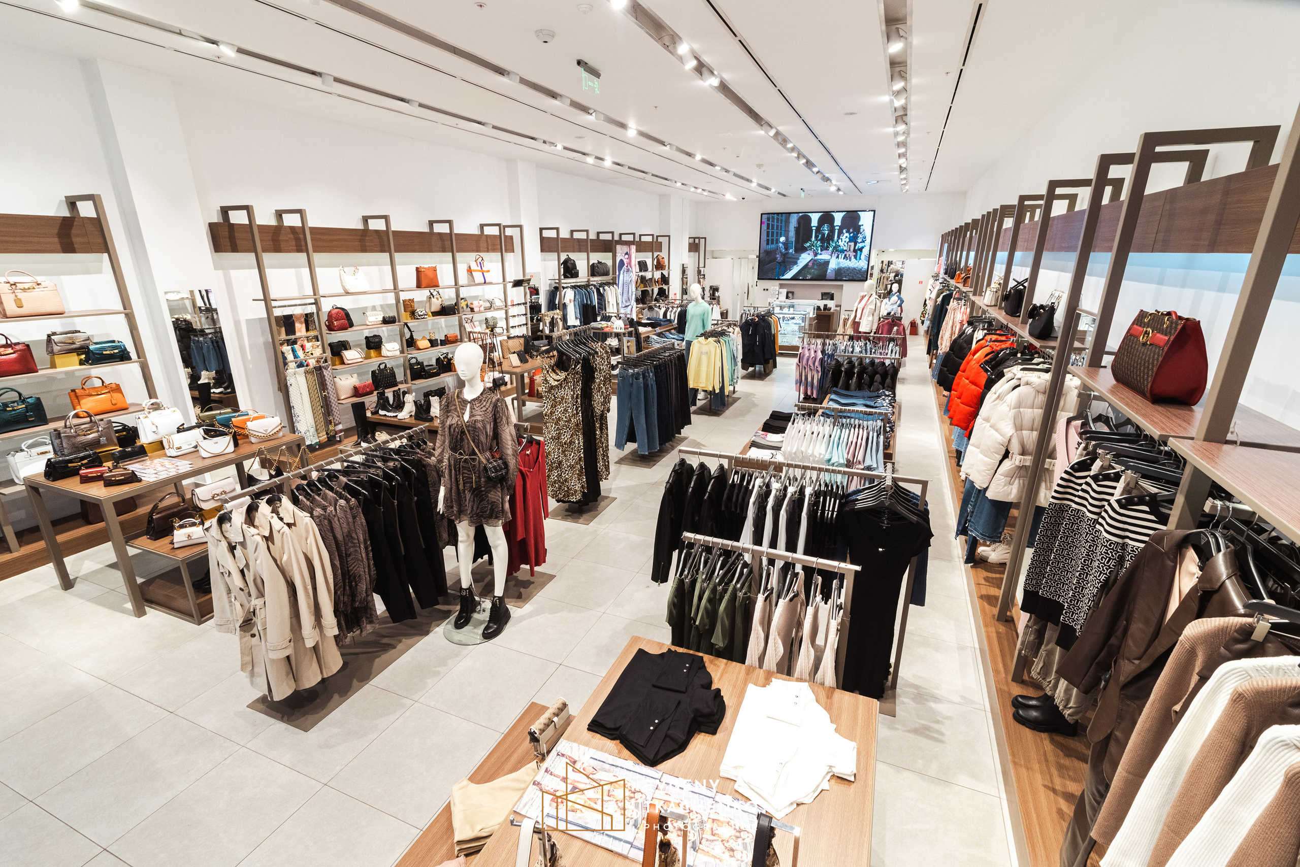 Шоу-рум «Guess» в Mega Silkway. Архитектурный и интерьерный фотограф в Казахстане