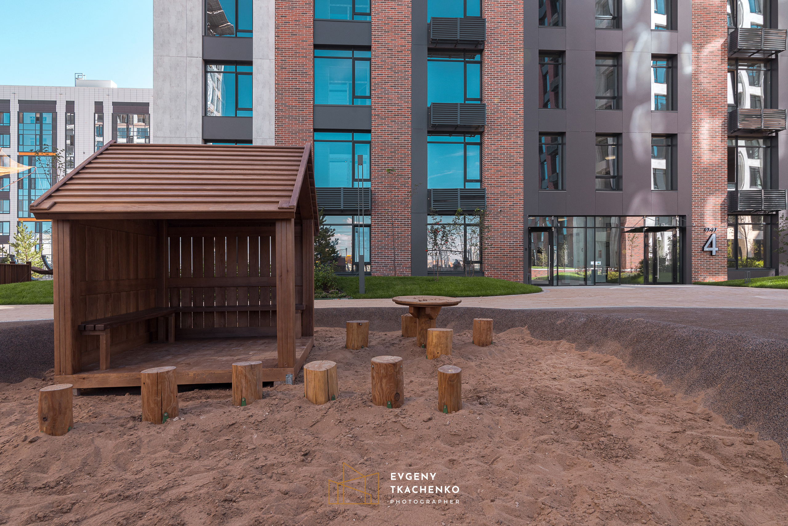 Интерьер холла и ландшафтный дизайн двора в ЖК «Дом на Ботаническом». Архитектурный и интерьерный фотограф в Казахстане