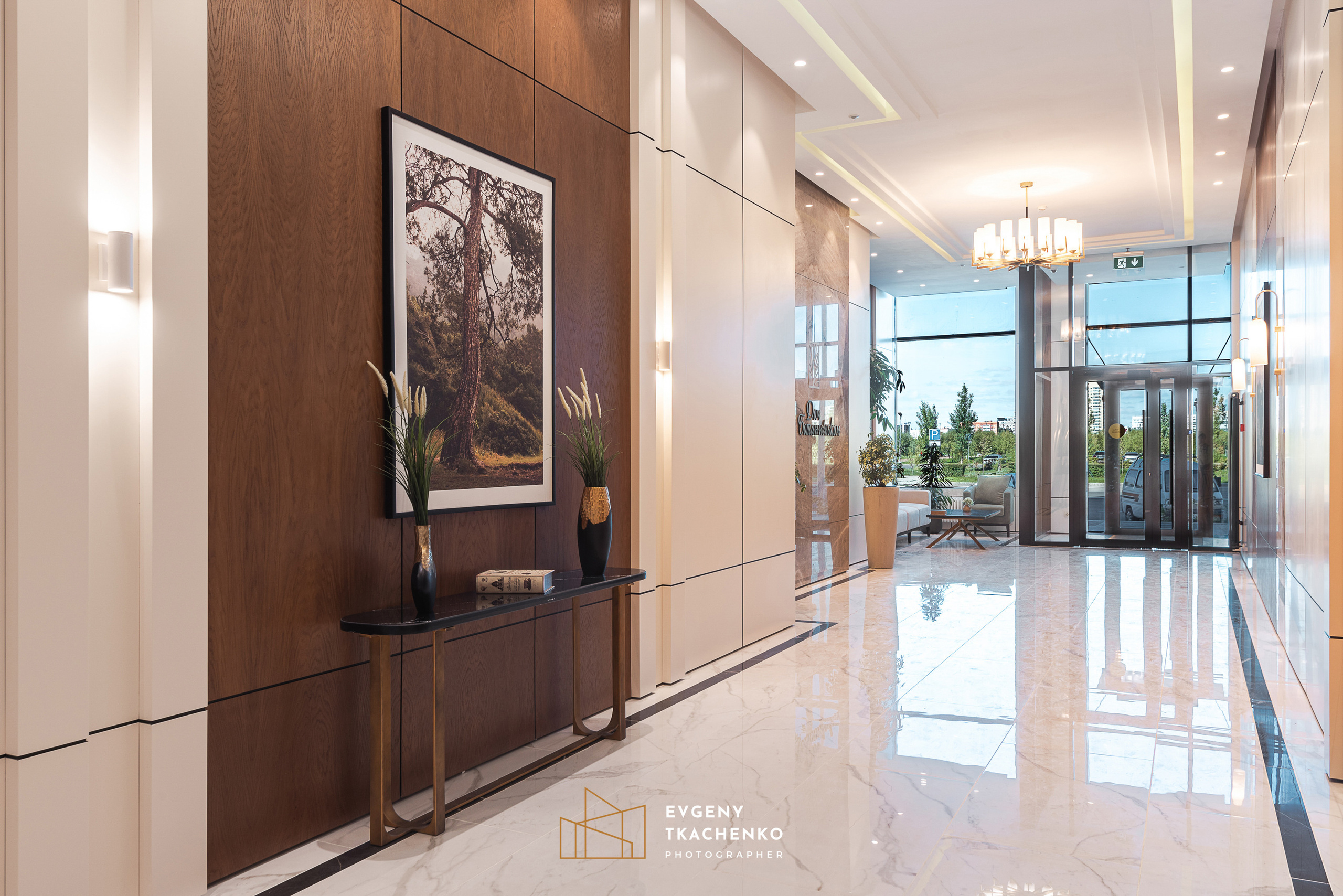 Интерьер холла и ландшафтный дизайн двора в ЖК «Дом на Ботаническом». Архитектурный и интерьерный фотограф в Казахстане