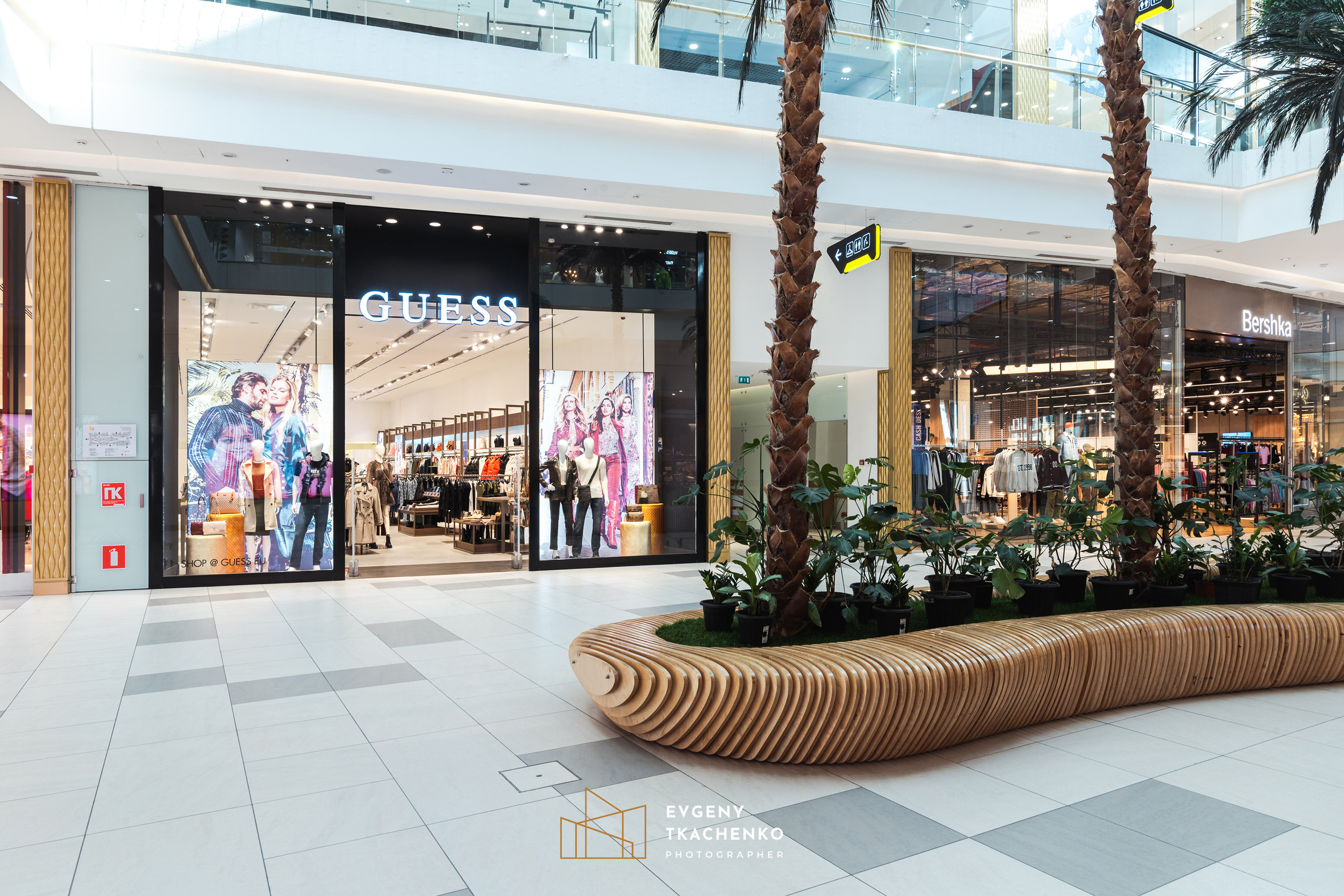 Шоу-рум «Guess» в Mega Silkway. Архитектурный и интерьерный фотограф в Казахстане