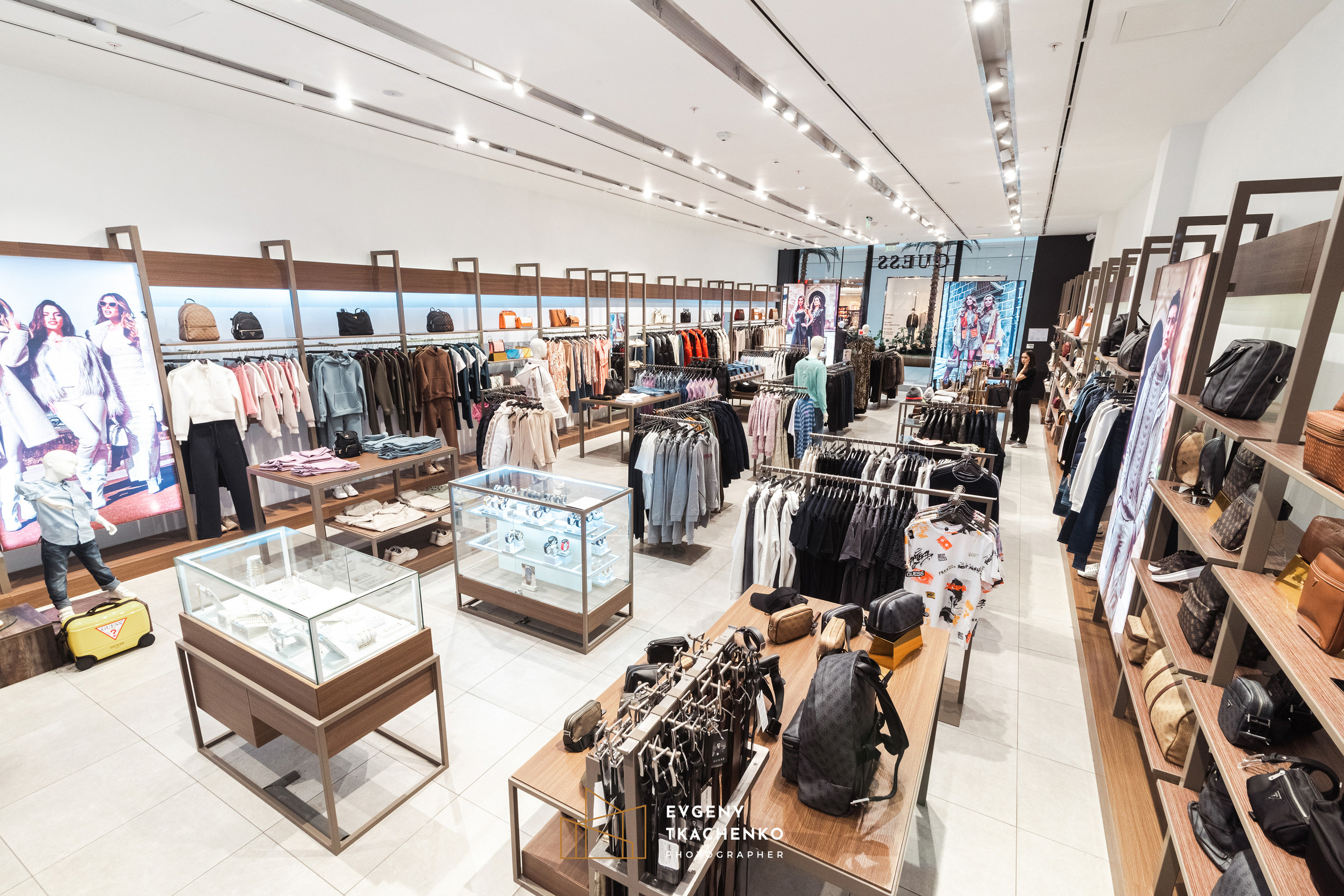 Шоу-рум «Guess» в Mega Silkway. Архитектурный и интерьерный фотограф в Казахстане