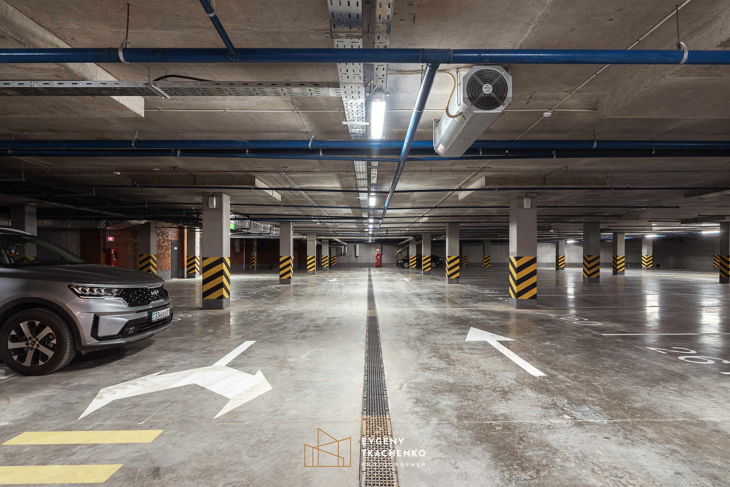 Интерьер холла и ландшафтный дизайн двора в ЖК «Дом на Ботаническом». Архитектурный и интерьерный фотограф в Казахстане