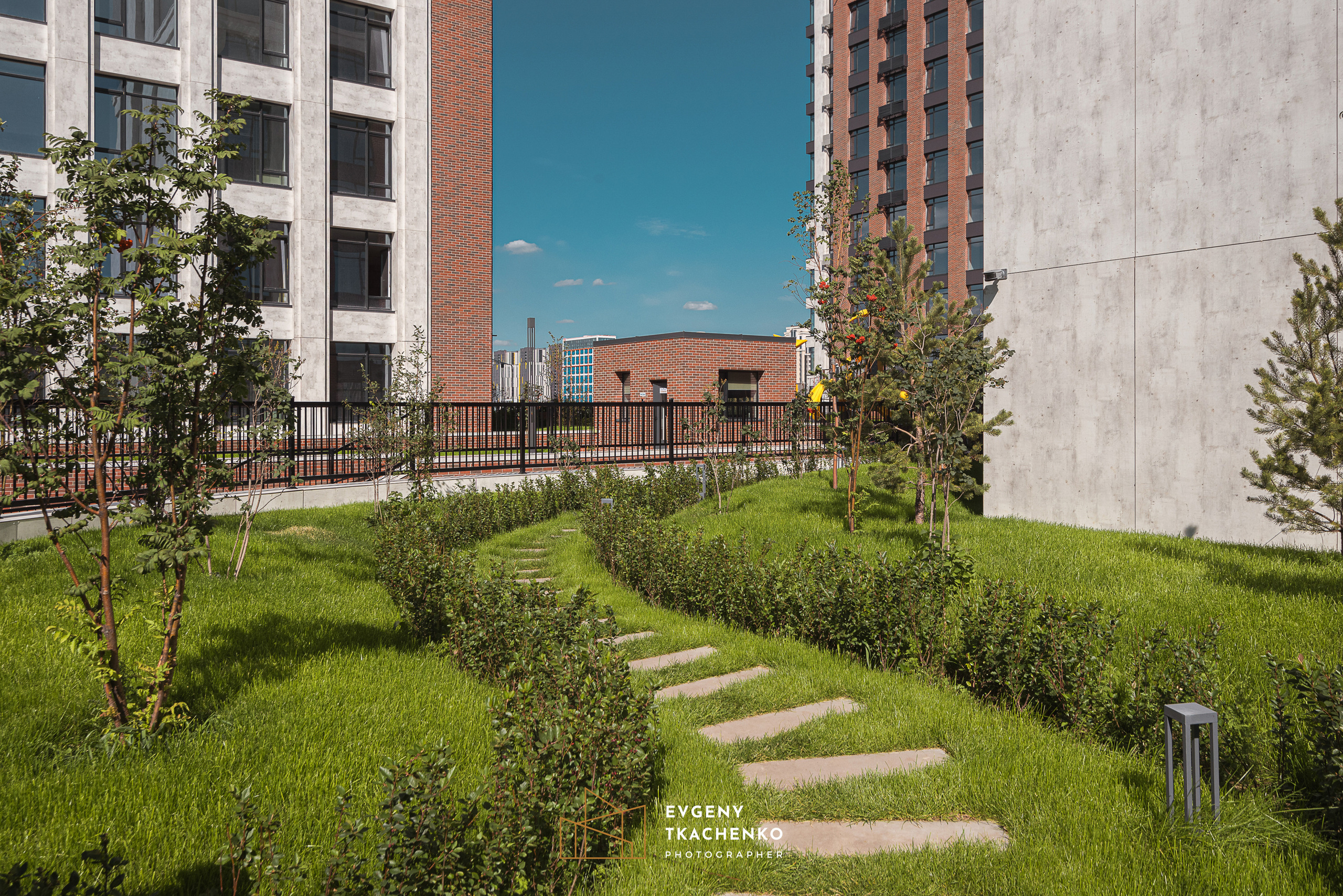 Интерьер холла и ландшафтный дизайн двора в ЖК «Дом на Ботаническом». Архитектурный и интерьерный фотограф в Казахстане