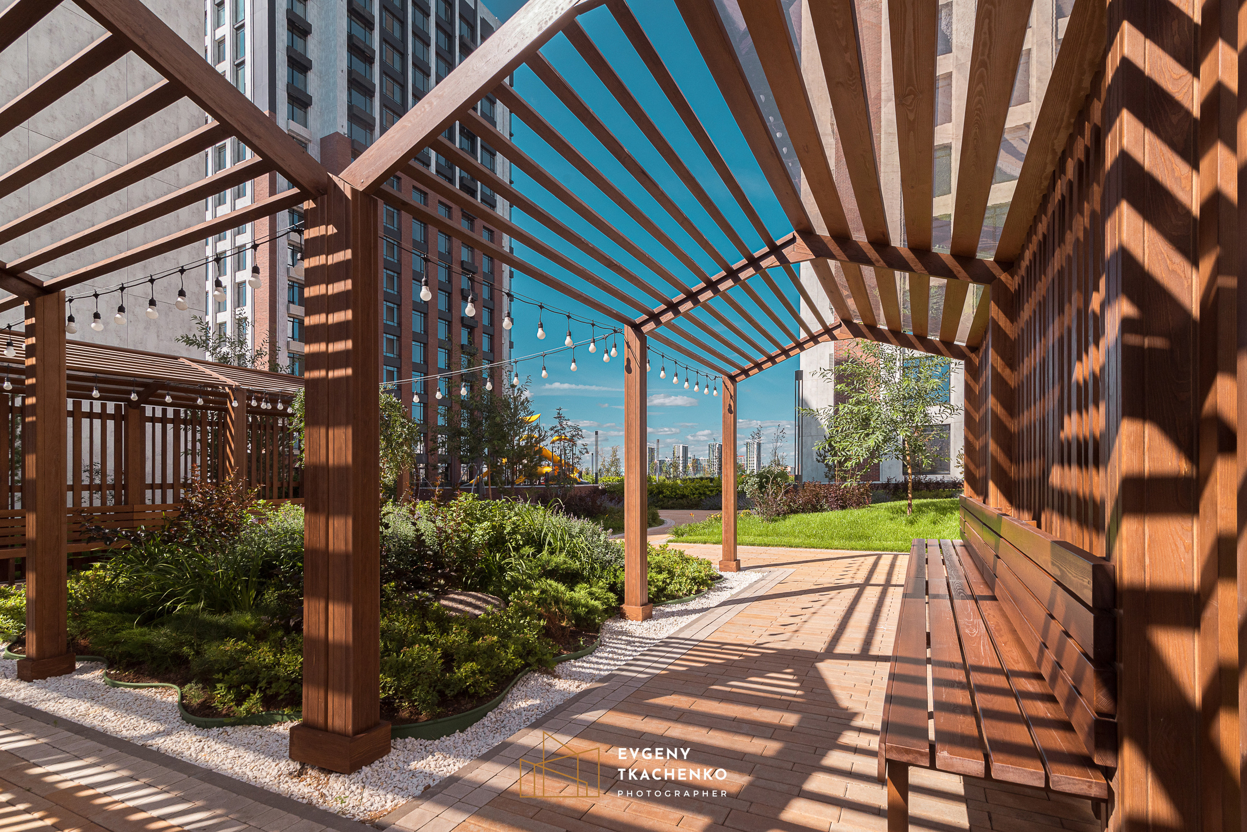 Интерьер холла и ландшафтный дизайн двора в ЖК «Дом на Ботаническом». Архитектурный и интерьерный фотограф в Казахстане