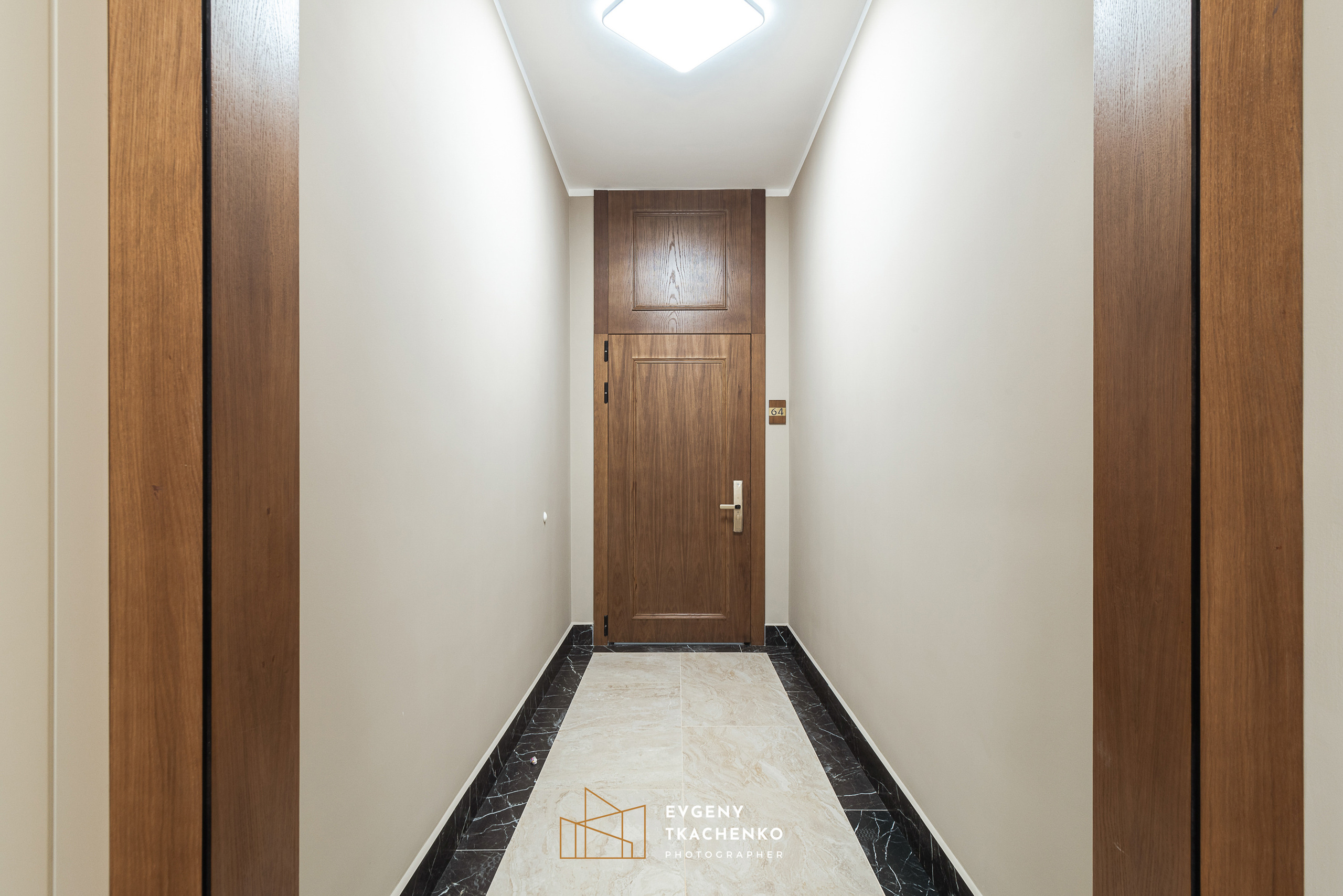 Интерьер холла и ландшафтный дизайн двора в ЖК «Дом на Ботаническом». Архитектурный и интерьерный фотограф в Казахстане