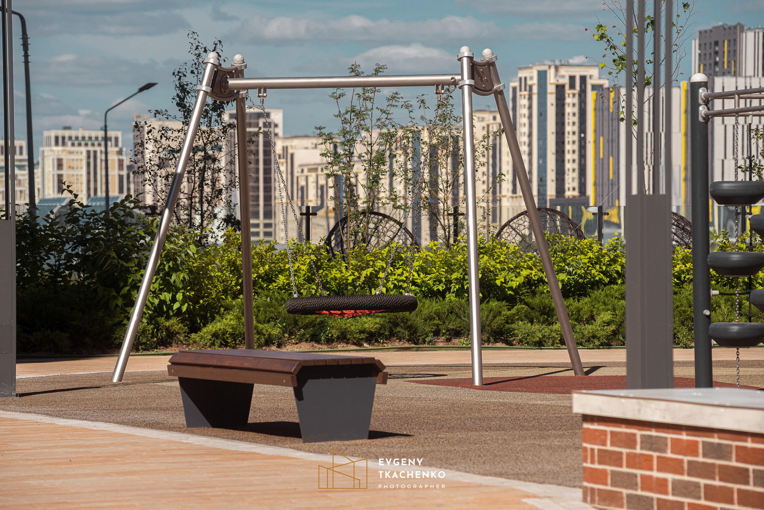 Интерьер холла и ландшафтный дизайн двора в ЖК «Дом на Ботаническом». Архитектурный и интерьерный фотограф в Казахстане