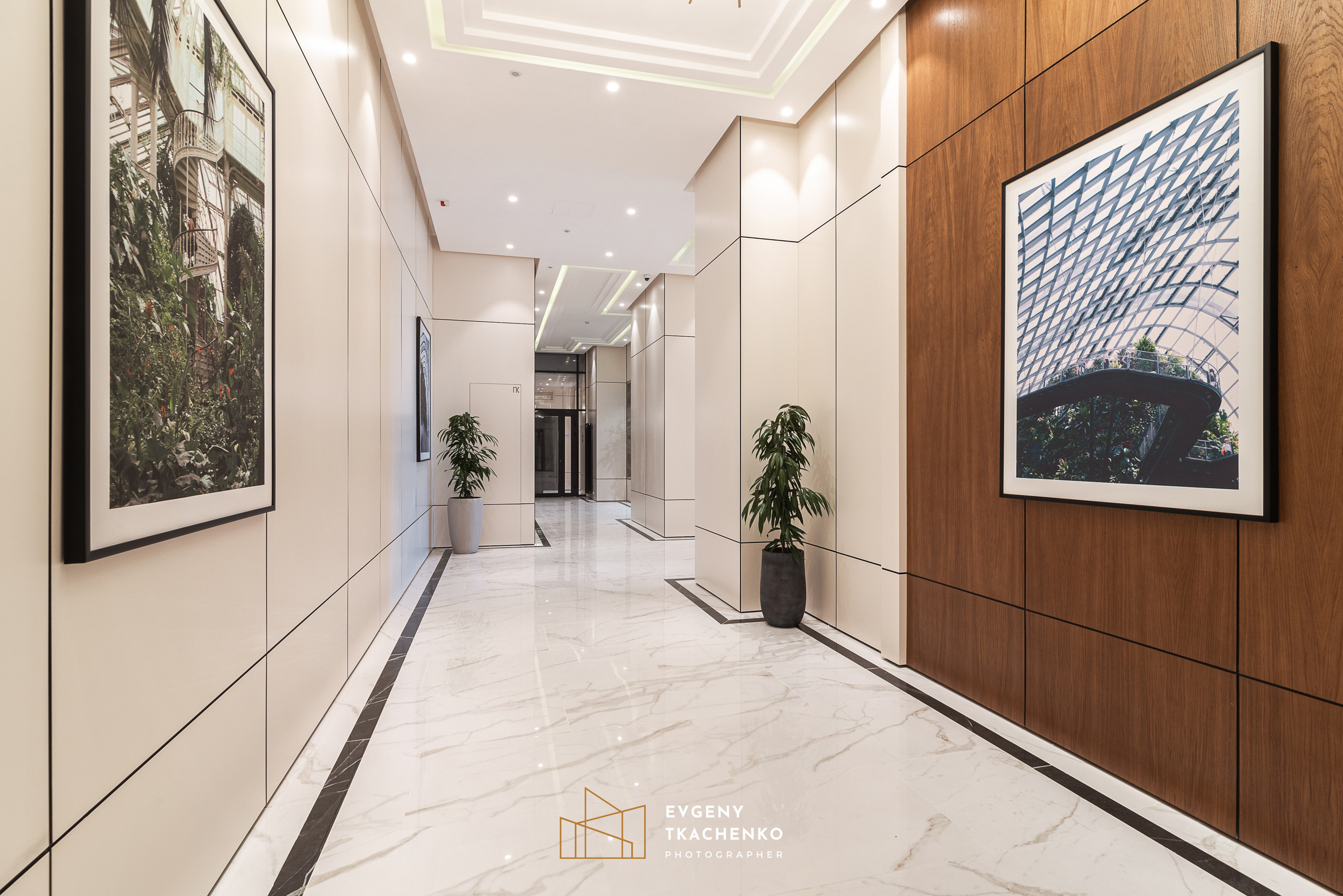 Интерьер холла и ландшафтный дизайн двора в ЖК «Дом на Ботаническом». Архитектурный и интерьерный фотограф в Казахстане