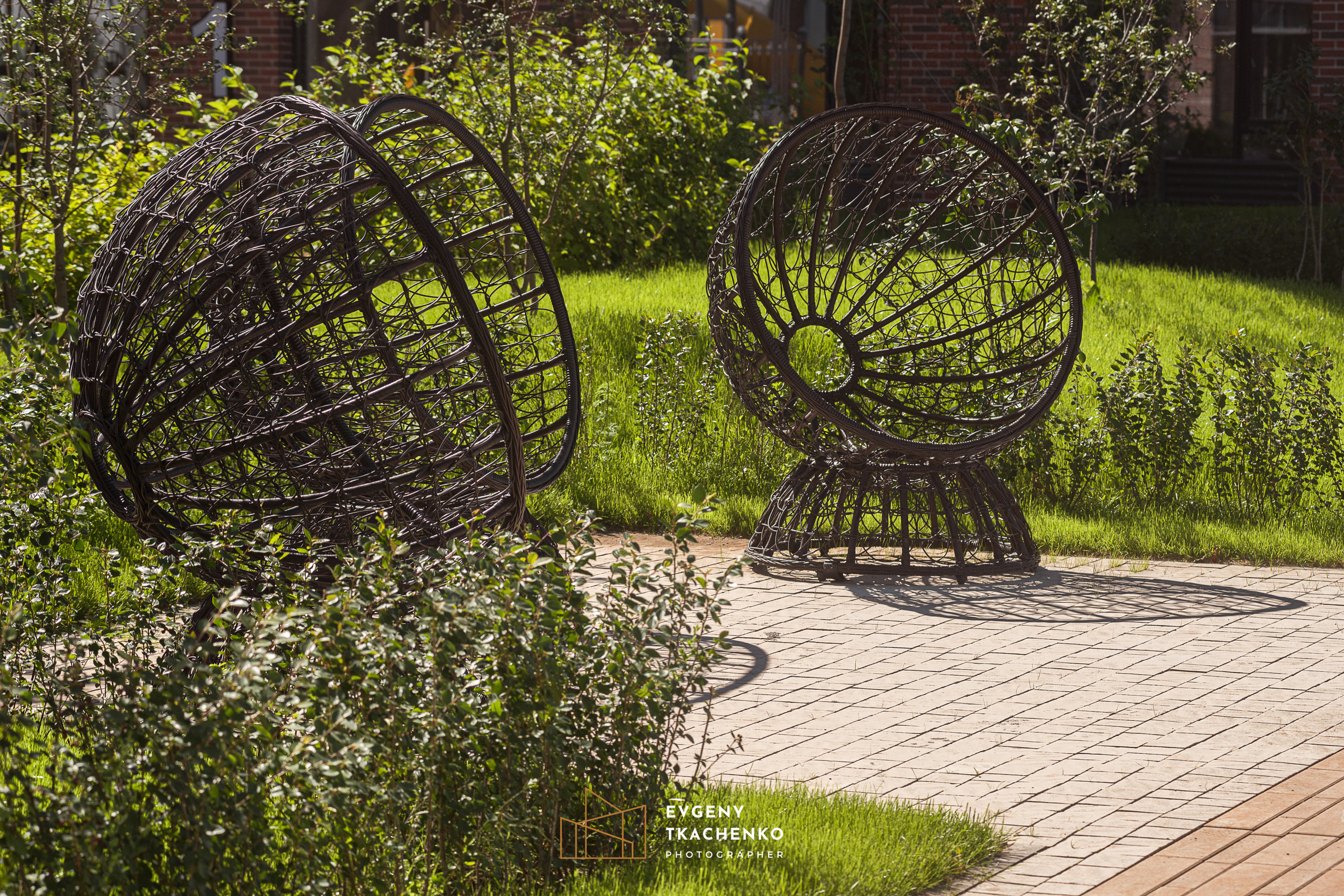 Интерьер холла и ландшафтный дизайн двора в ЖК «Дом на Ботаническом». Архитектурный и интерьерный фотограф в Казахстане