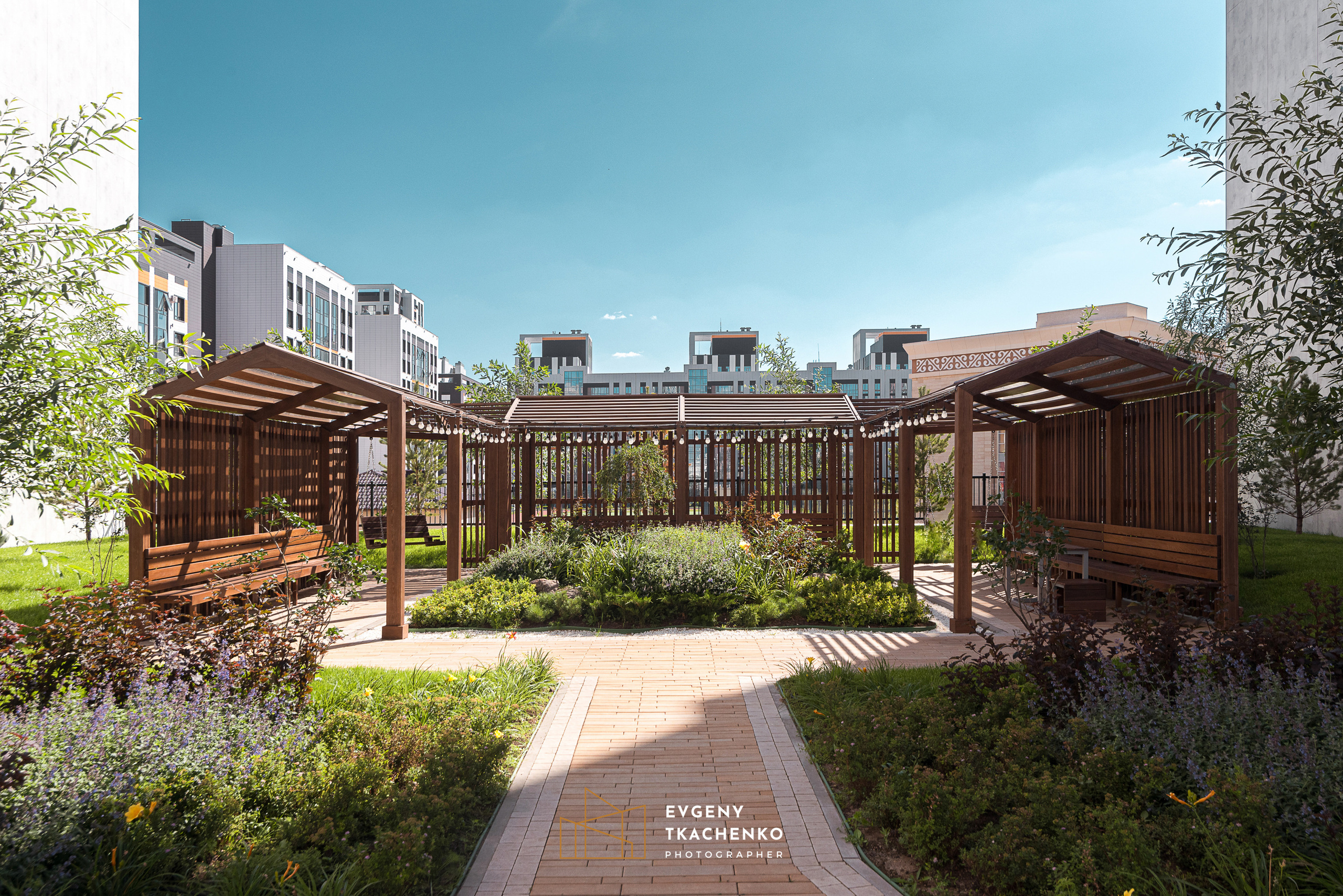 Интерьер холла и ландшафтный дизайн двора в ЖК «Дом на Ботаническом». Архитектурный и интерьерный фотограф в Казахстане