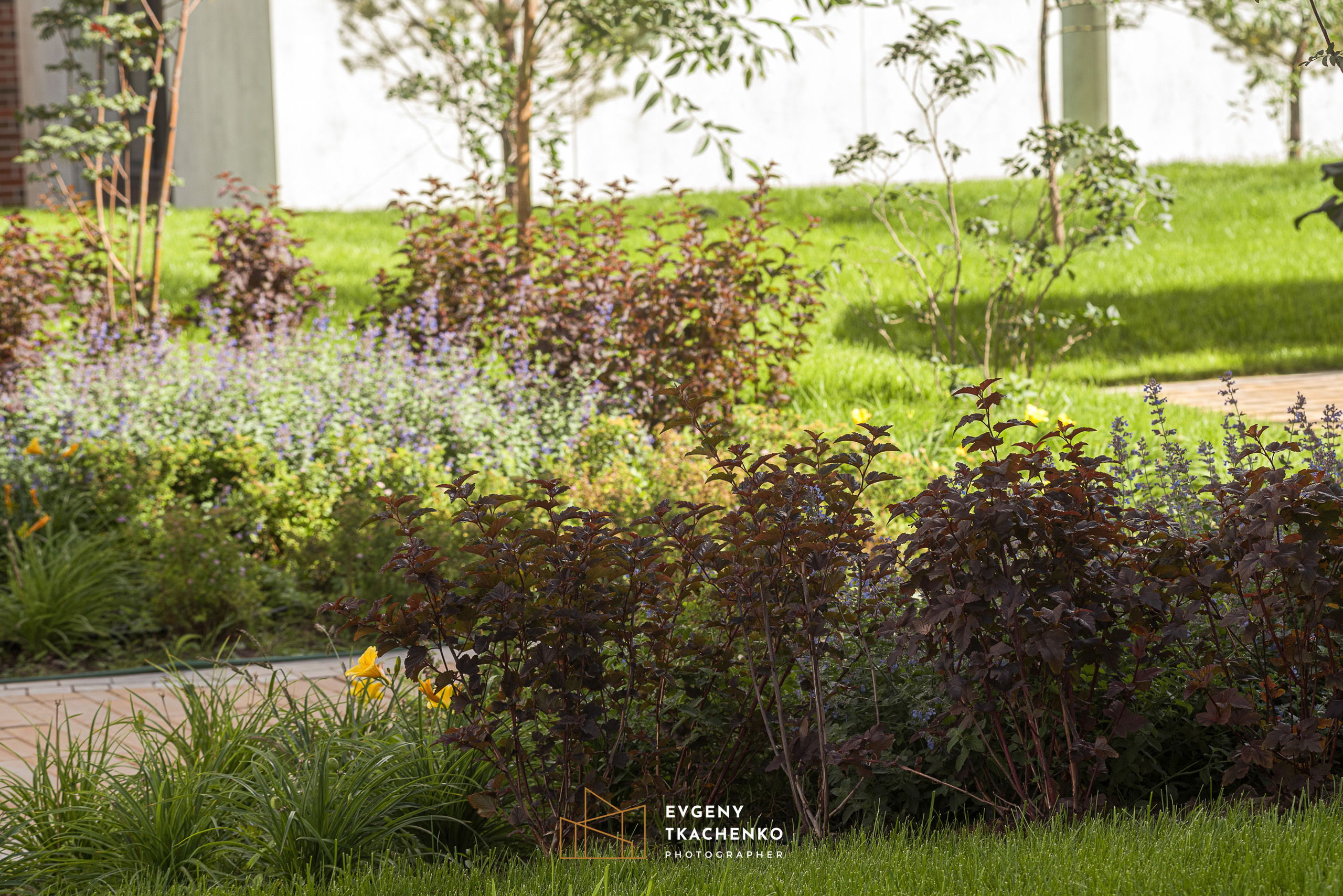 Интерьер холла и ландшафтный дизайн двора в ЖК «Дом на Ботаническом». Архитектурный и интерьерный фотограф в Казахстане