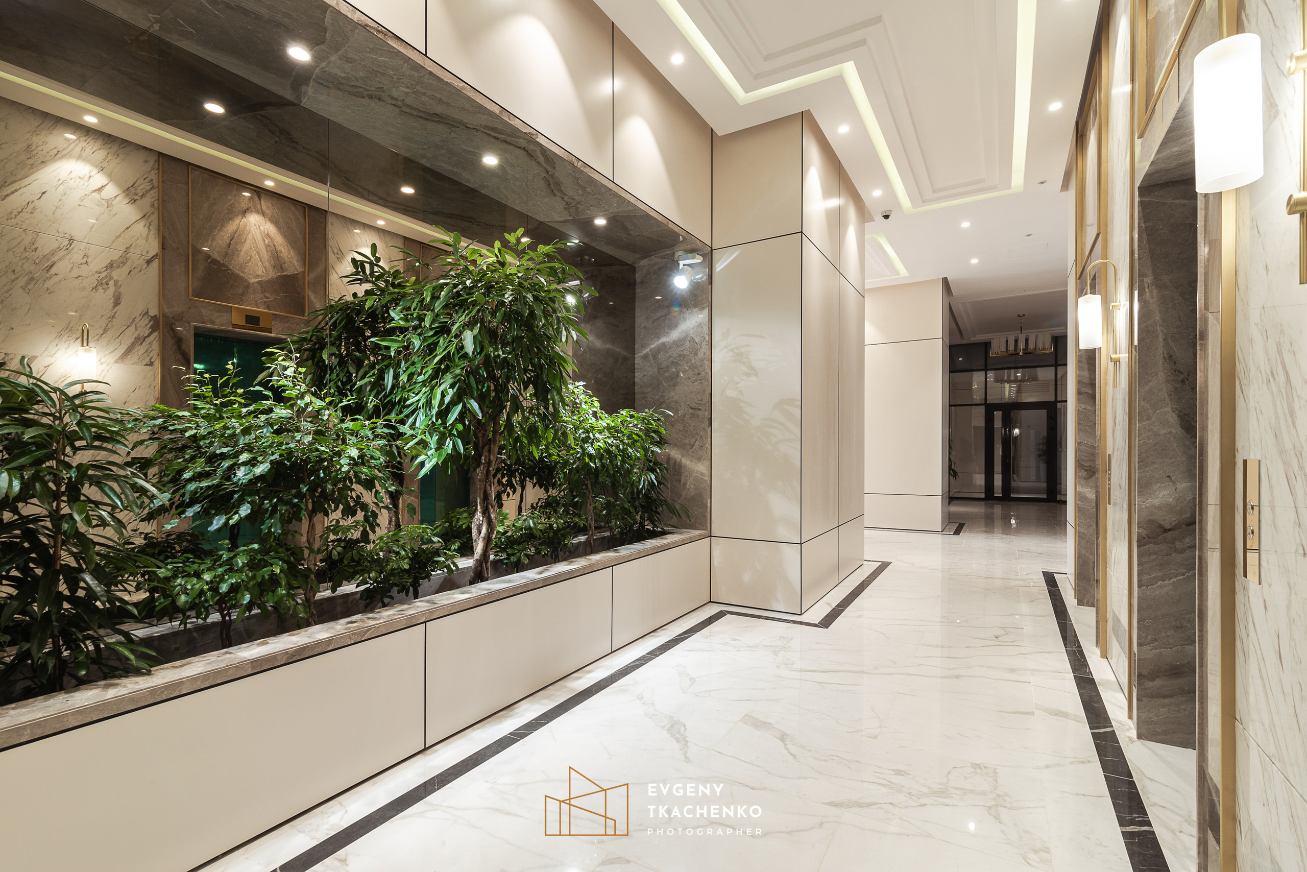 Интерьер холла и ландшафтный дизайн двора в ЖК «Дом на Ботаническом». Архитектурный и интерьерный фотограф в Казахстане