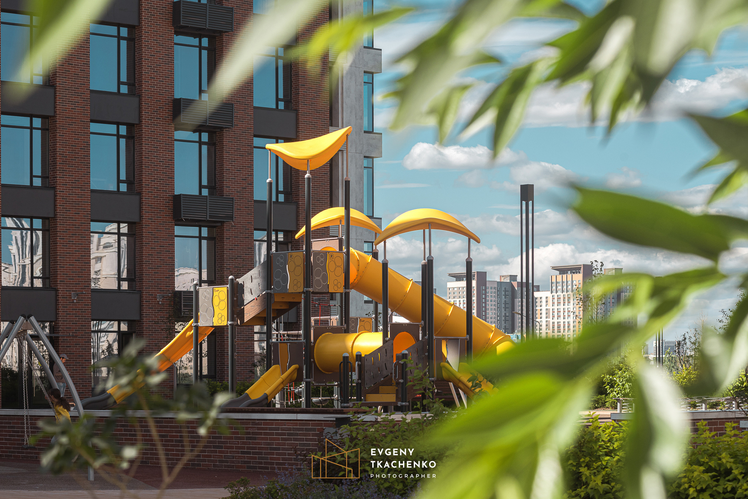 Интерьер холла и ландшафтный дизайн двора в ЖК «Дом на Ботаническом». Архитектурный и интерьерный фотограф в Казахстане