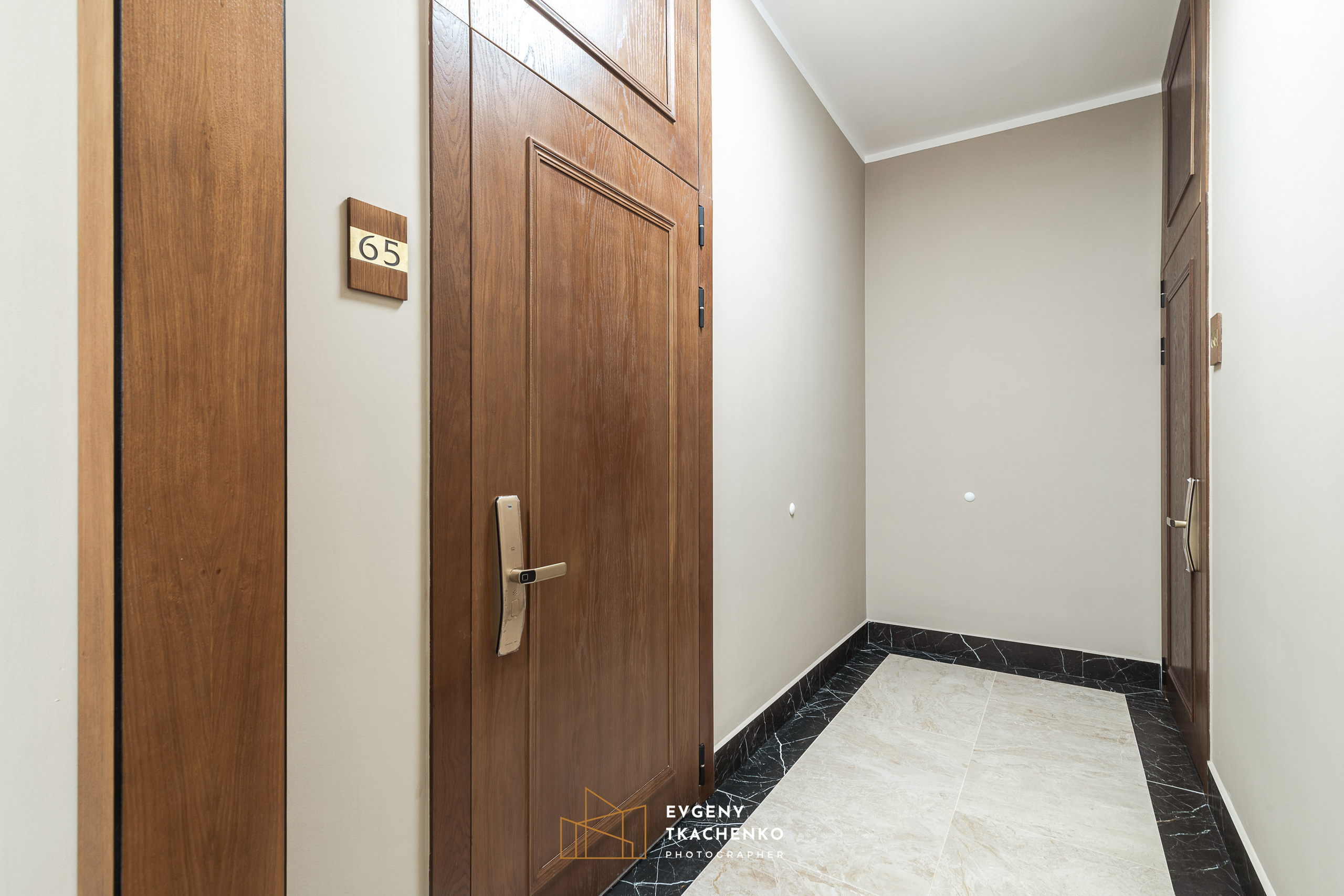 Интерьер холла и ландшафтный дизайн двора в ЖК «Дом на Ботаническом». Архитектурный и интерьерный фотограф в Казахстане