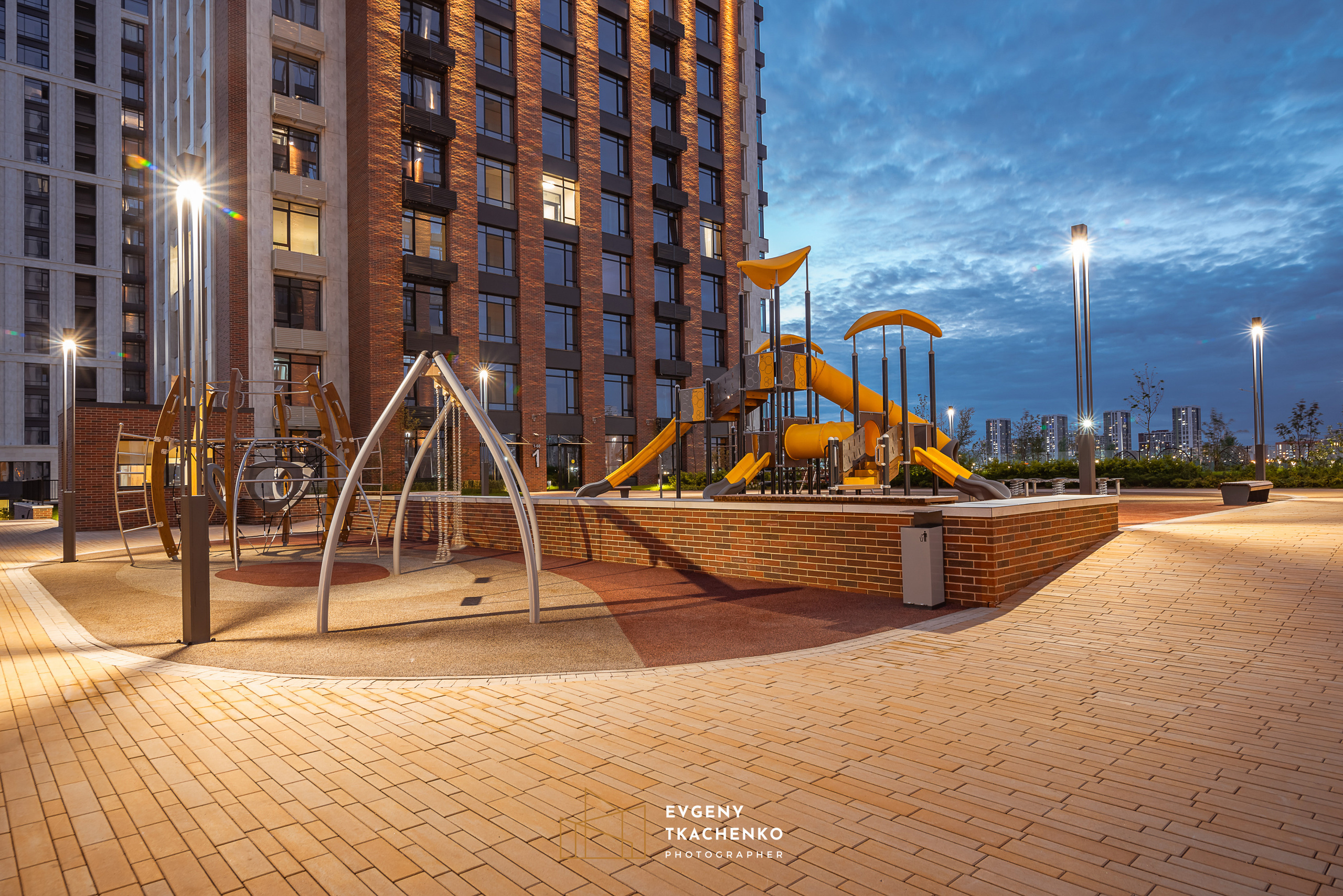 Интерьер холла и ландшафтный дизайн двора в ЖК «Дом на Ботаническом». Архитектурный и интерьерный фотограф в Казахстане