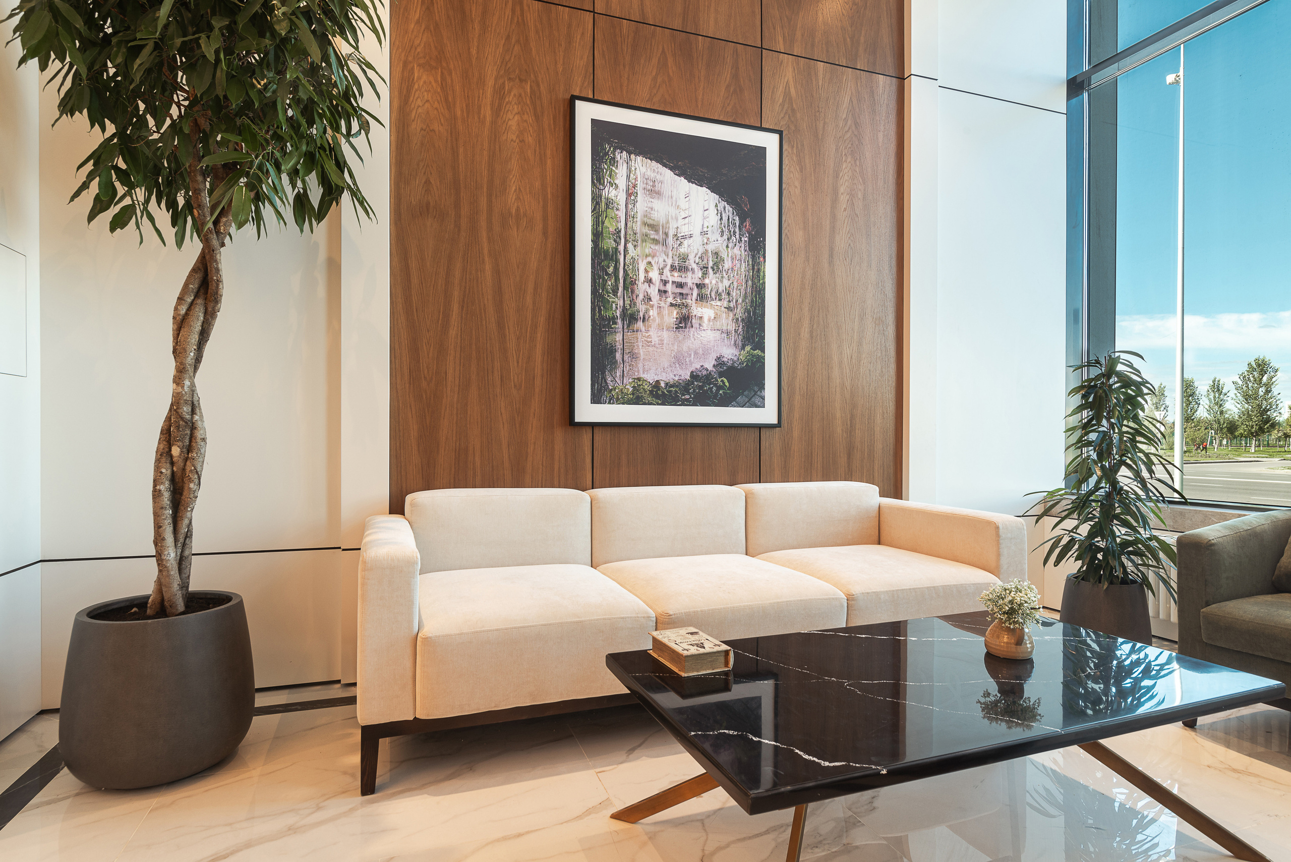 Интерьер холла и ландшафтный дизайн двора в ЖК «Дом на Ботаническом». Архитектурный и интерьерный фотограф в Казахстане