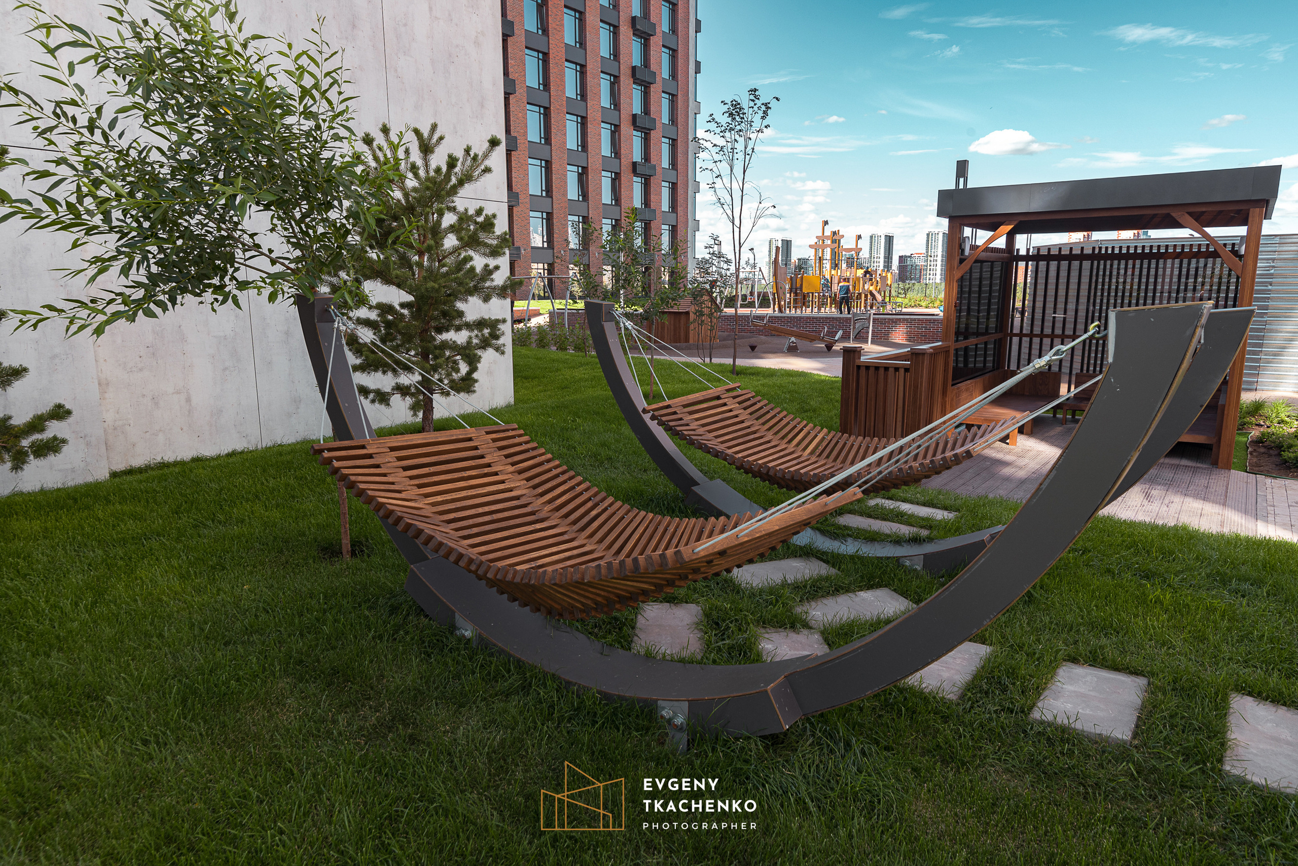 Интерьер холла и ландшафтный дизайн двора в ЖК «Дом на Ботаническом». Архитектурный и интерьерный фотограф в Казахстане