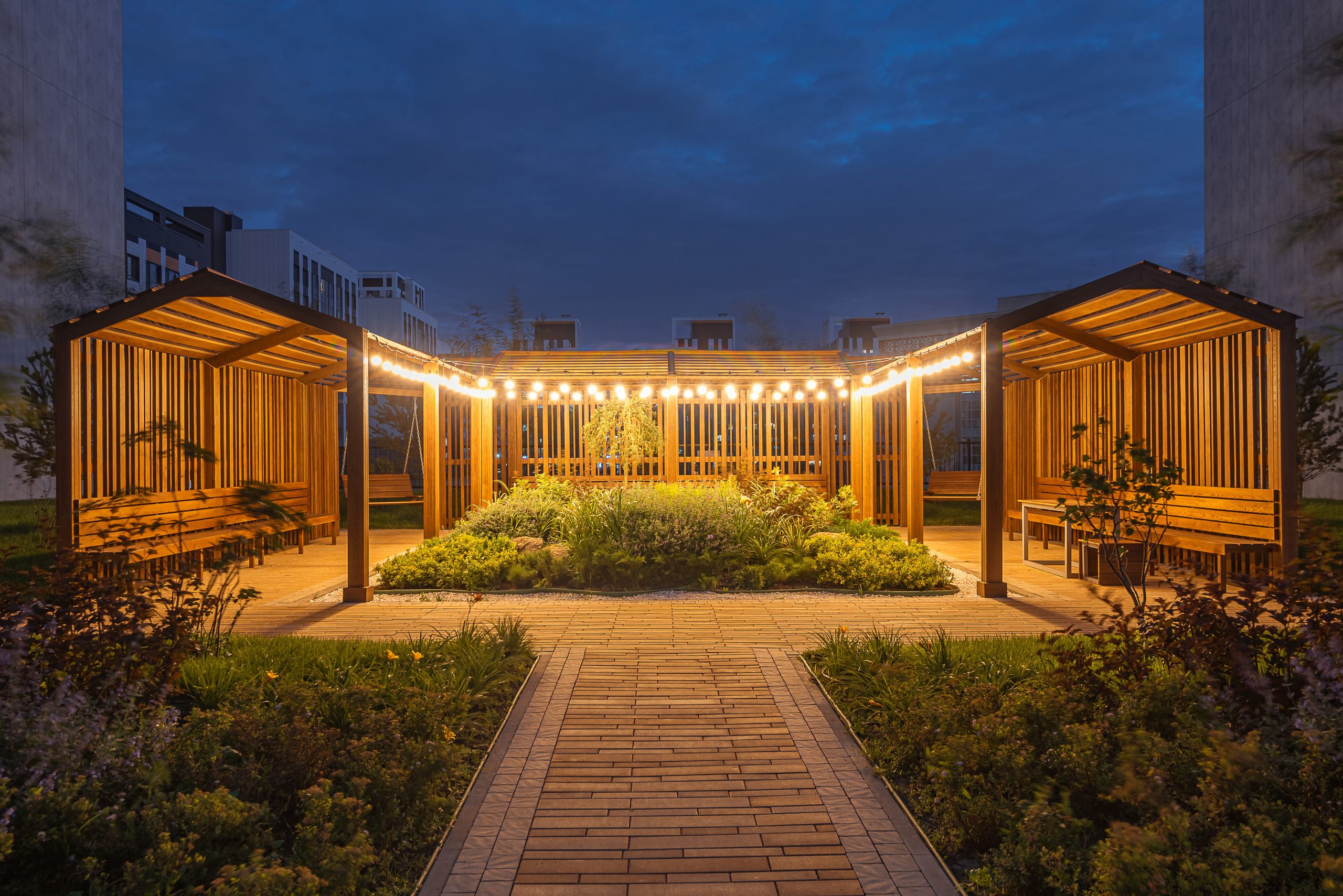 Интерьер холла и ландшафтный дизайн двора в ЖК «Дом на Ботаническом». Архитектурный и интерьерный фотограф в Казахстане