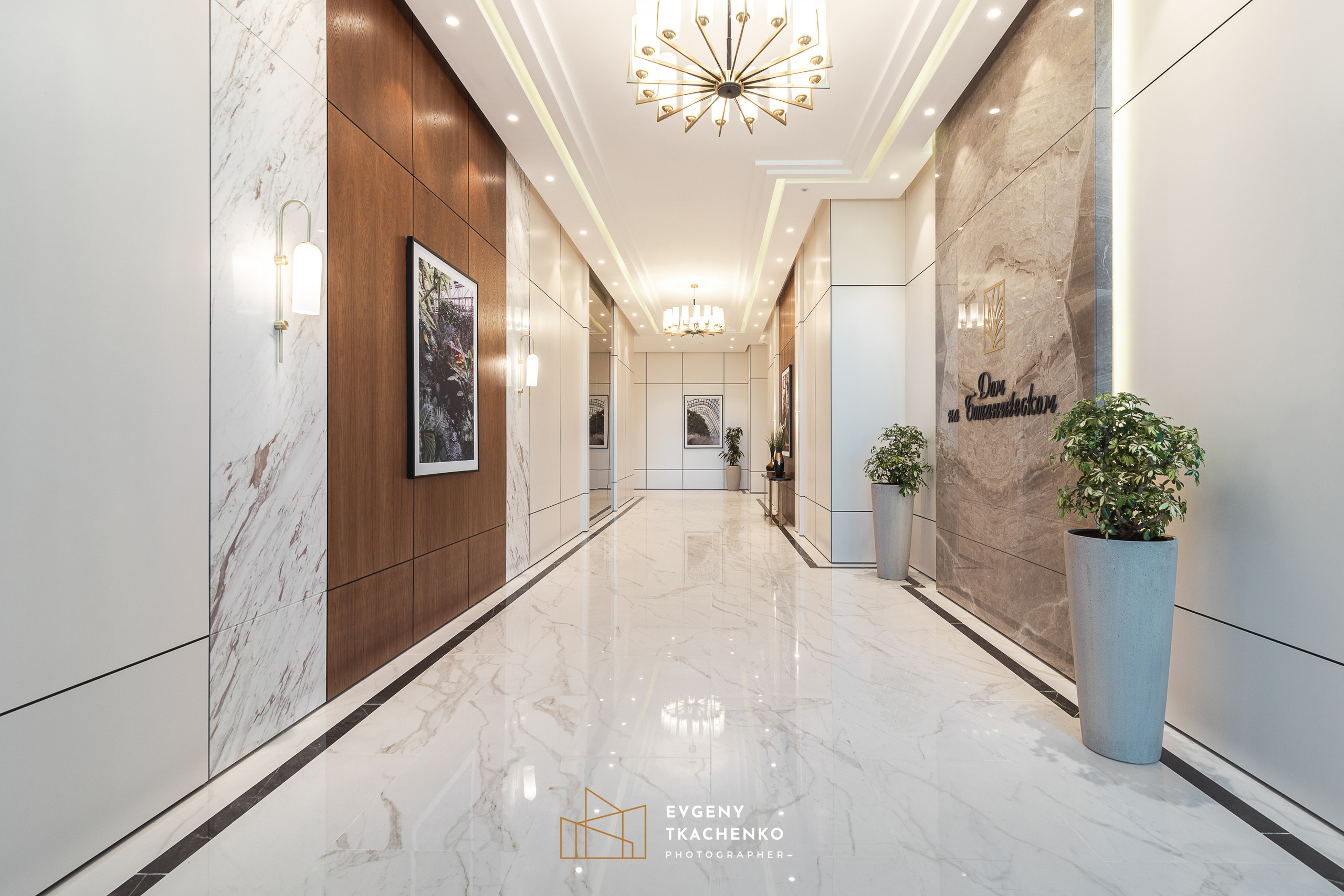 Интерьер холла и ландшафтный дизайн двора в ЖК «Дом на Ботаническом». Архитектурный и интерьерный фотограф в Казахстане