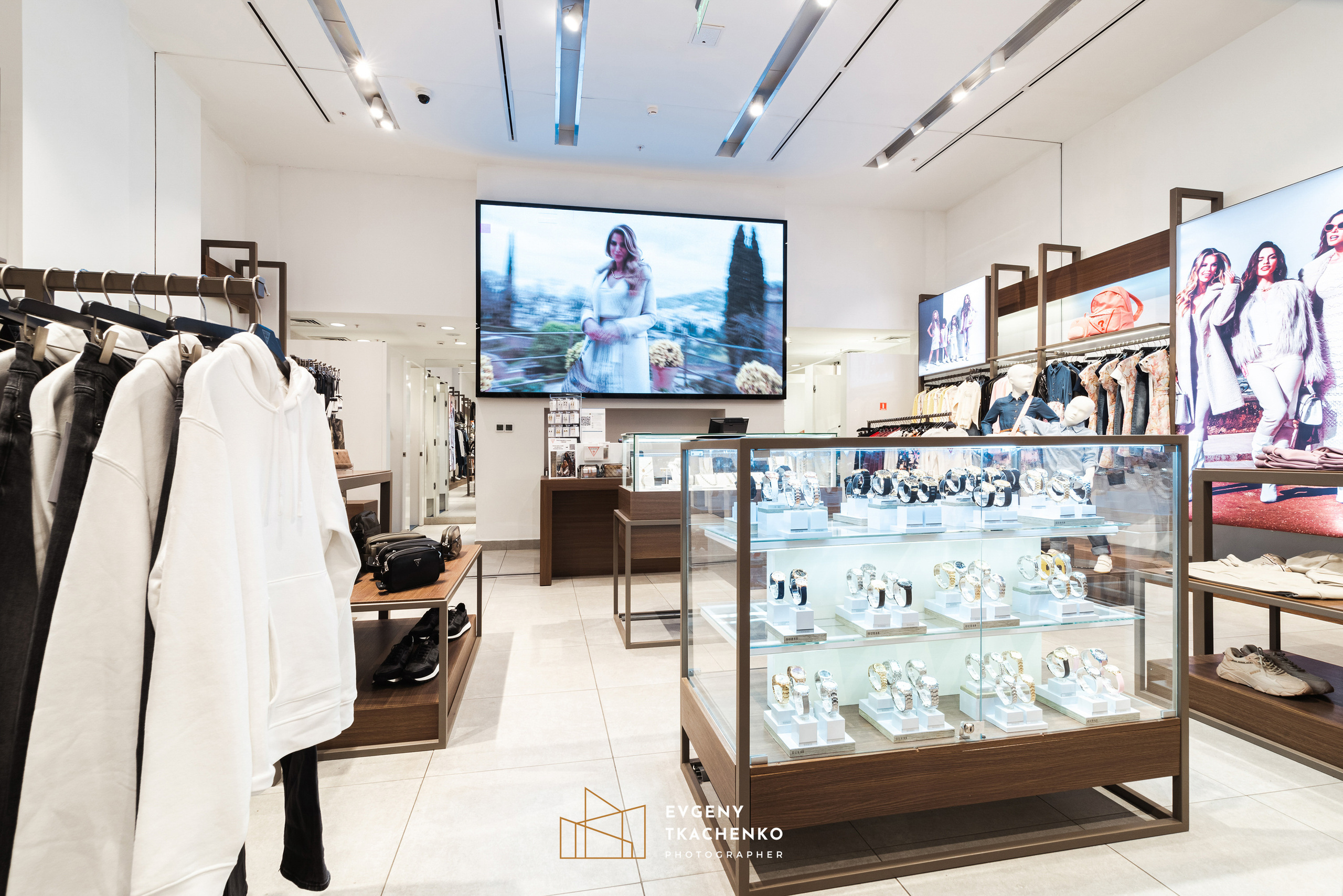 Шоу-рум «Guess» в Mega Silkway. Архитектурный и интерьерный фотограф в Казахстане