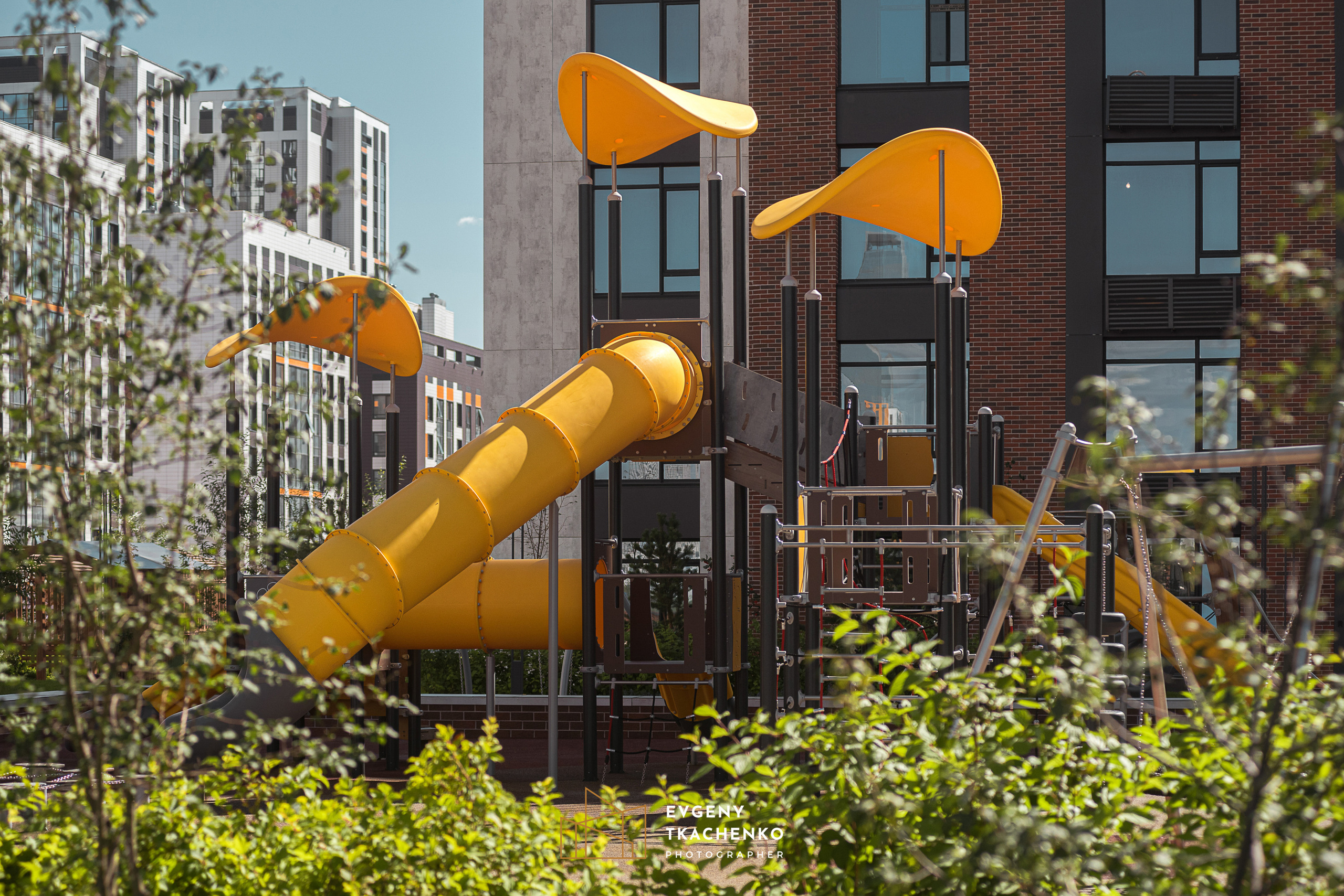 Интерьер холла и ландшафтный дизайн двора в ЖК «Дом на Ботаническом». Архитектурный и интерьерный фотограф в Казахстане