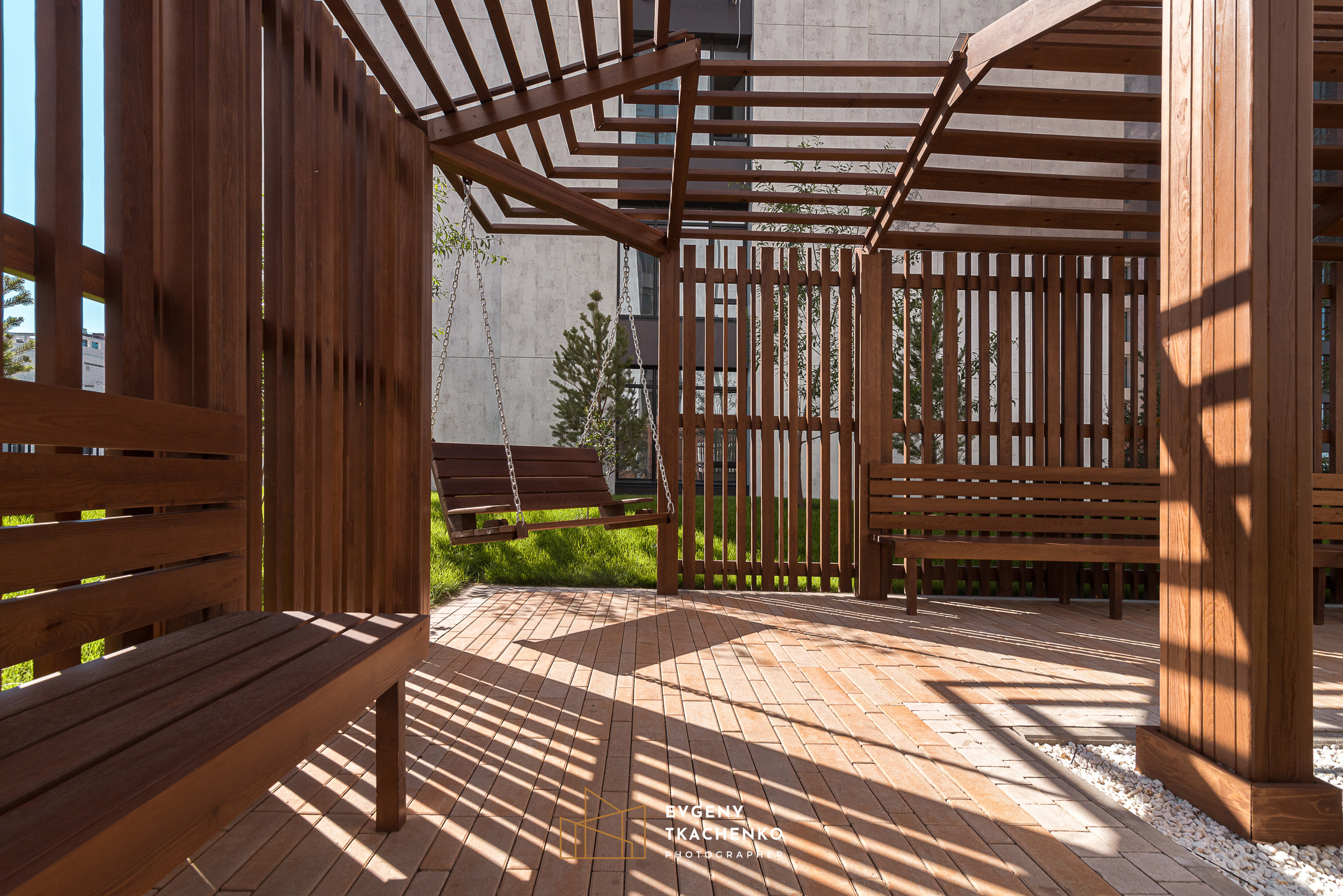 Интерьер холла и ландшафтный дизайн двора в ЖК «Дом на Ботаническом». Архитектурный и интерьерный фотограф в Казахстане