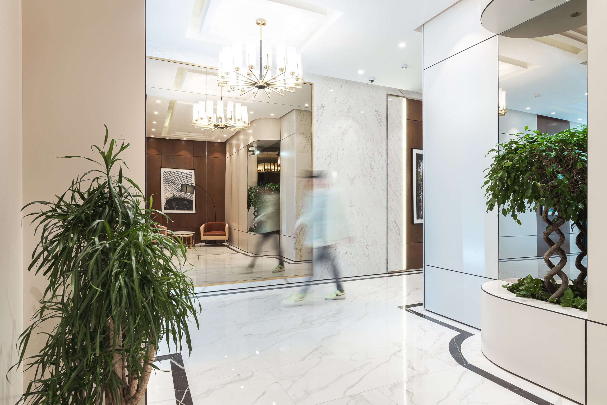 Интерьер холла и ландшафтный дизайн двора в ЖК «Дом на Ботаническом». Архитектурный и интерьерный фотограф в Казахстане