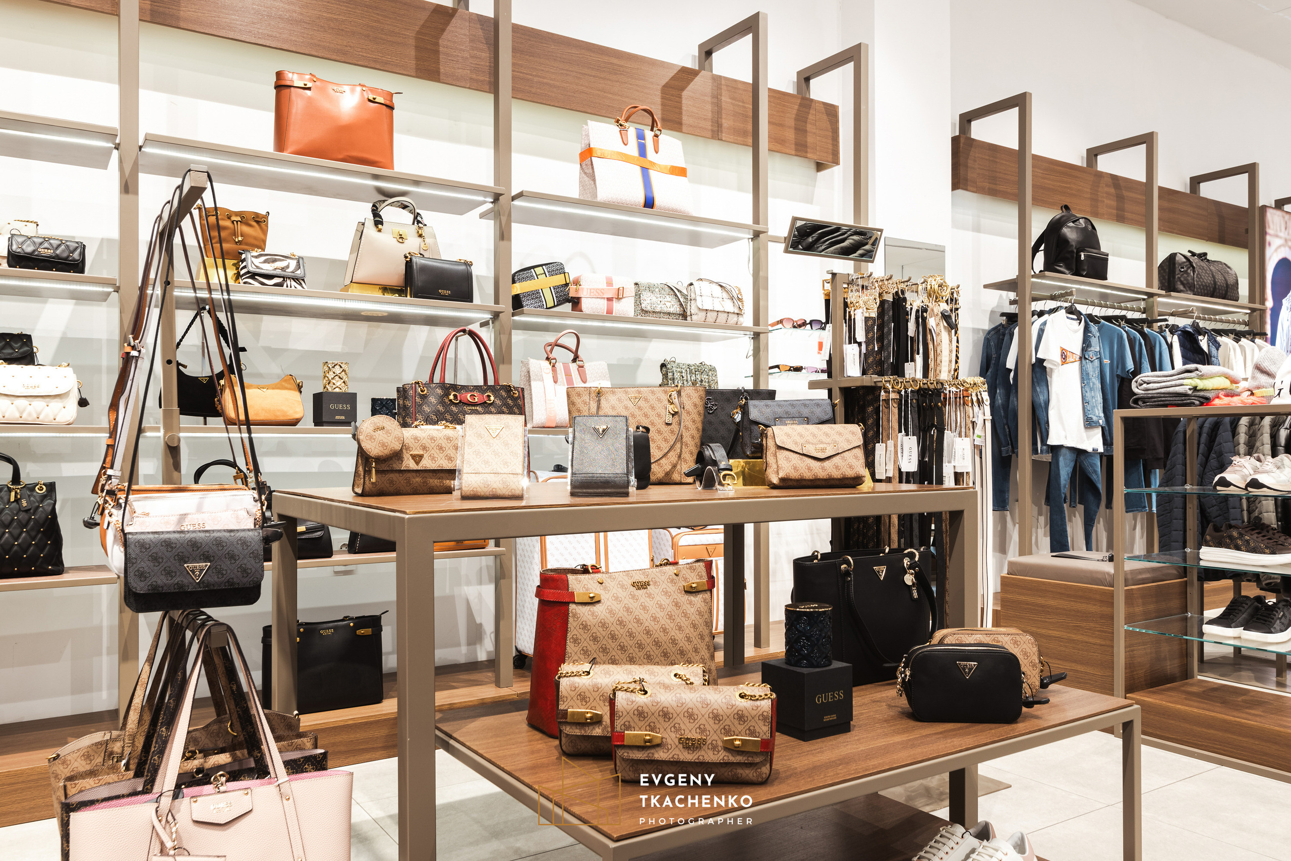 Шоу-рум «Guess» в Mega Silkway. Архитектурный и интерьерный фотограф в Казахстане