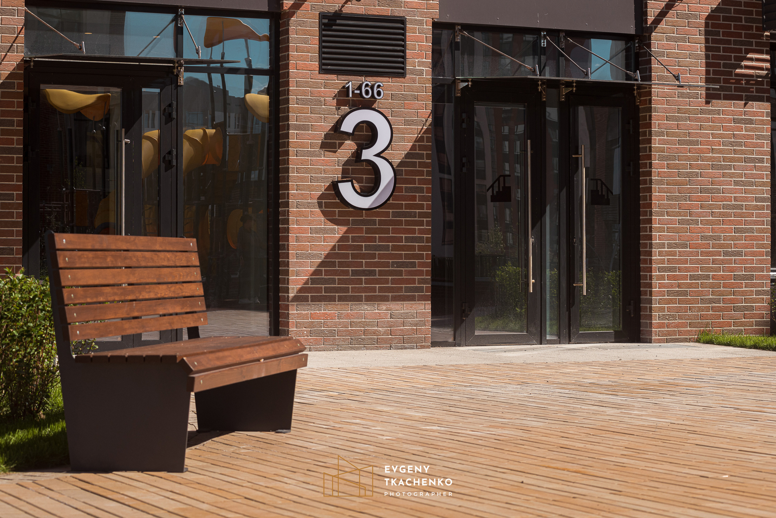 Интерьер холла и ландшафтный дизайн двора в ЖК «Дом на Ботаническом». Архитектурный и интерьерный фотограф в Казахстане