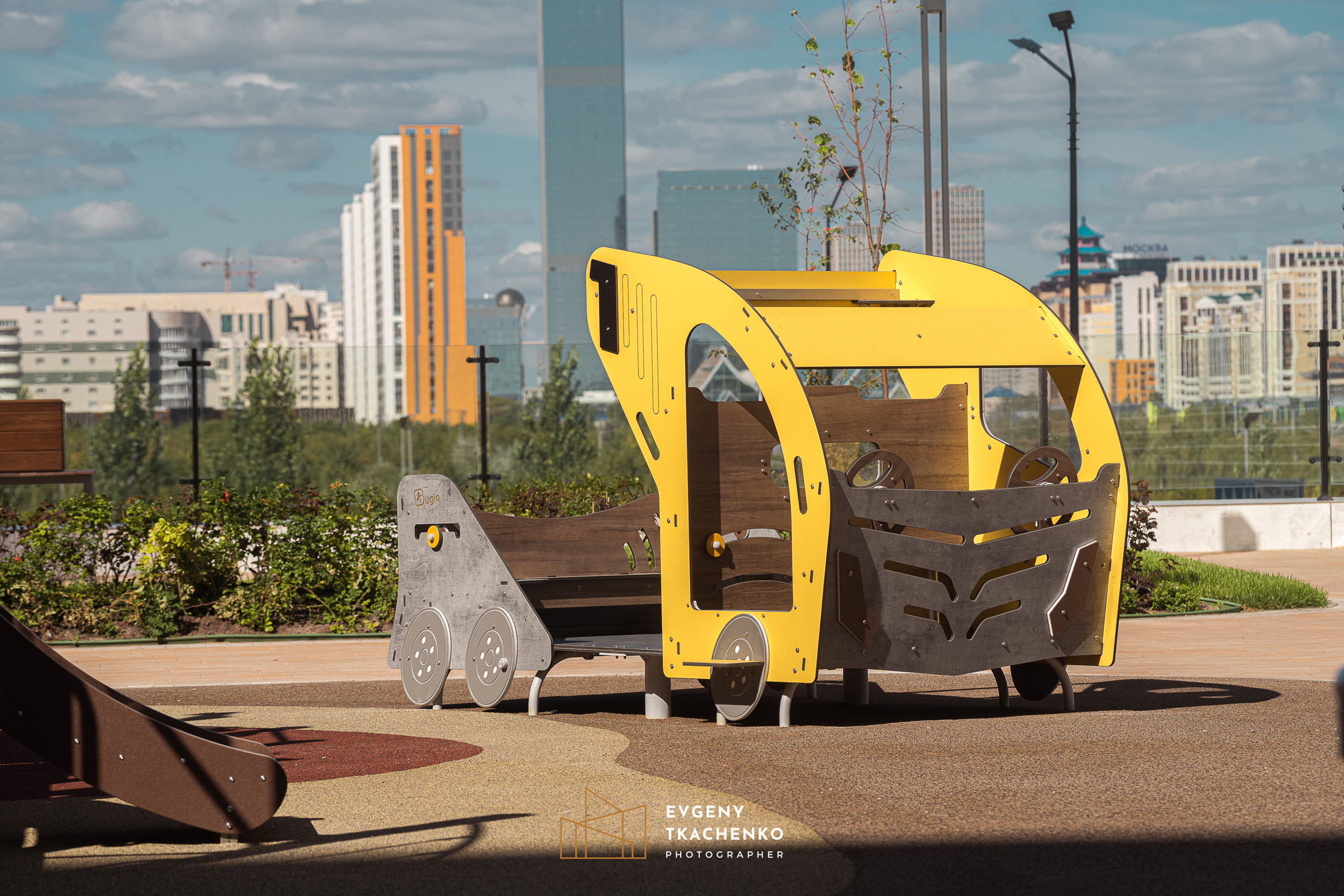 Интерьер холла и ландшафтный дизайн двора в ЖК «Дом на Ботаническом». Архитектурный и интерьерный фотограф в Казахстане