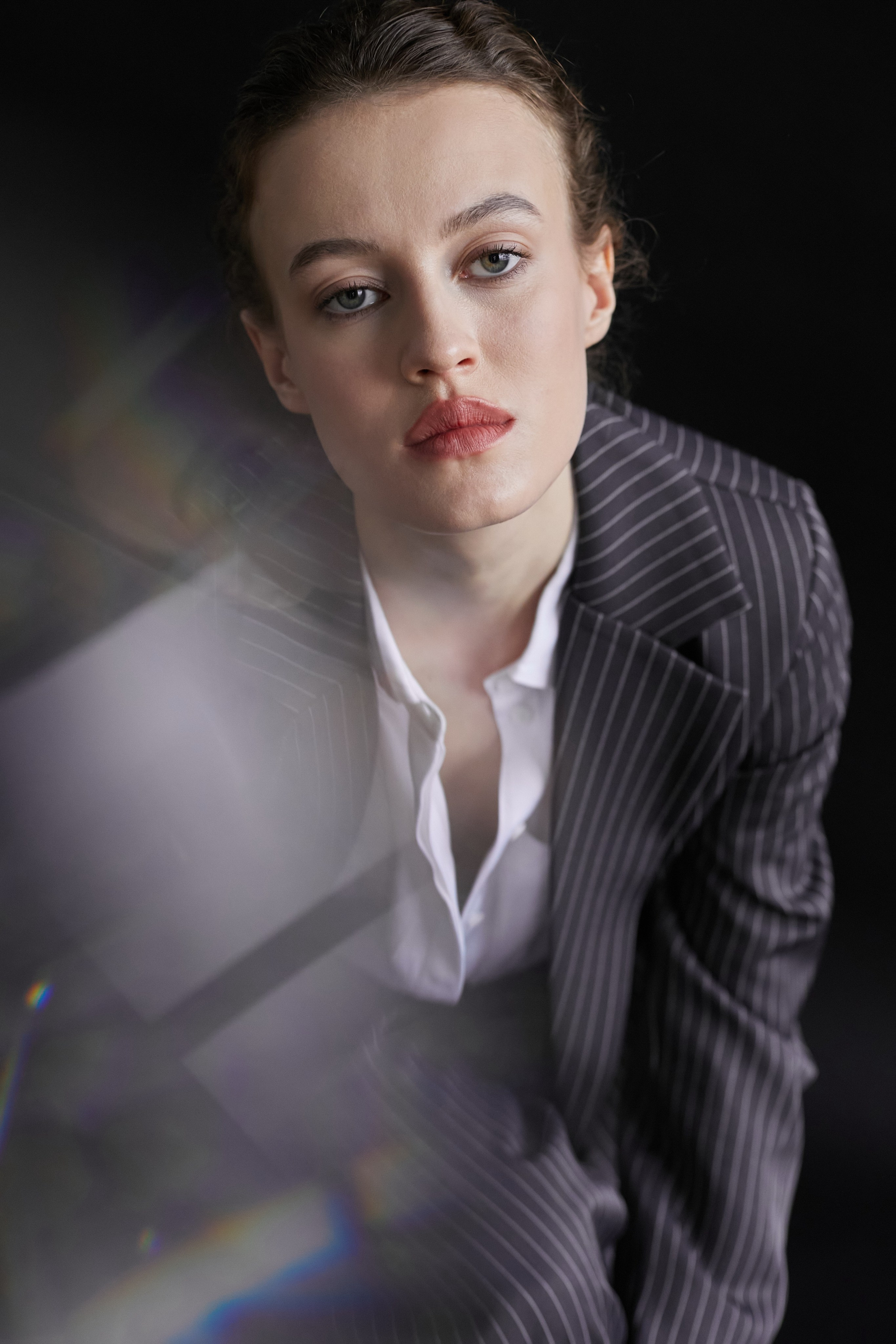 Фотограф в Москве. Студия. Студийный портрет. Девушка в пиджаке. Девушка на стуле на черном фоне. Красивая девушка в мужском костюме. Женский портрет.