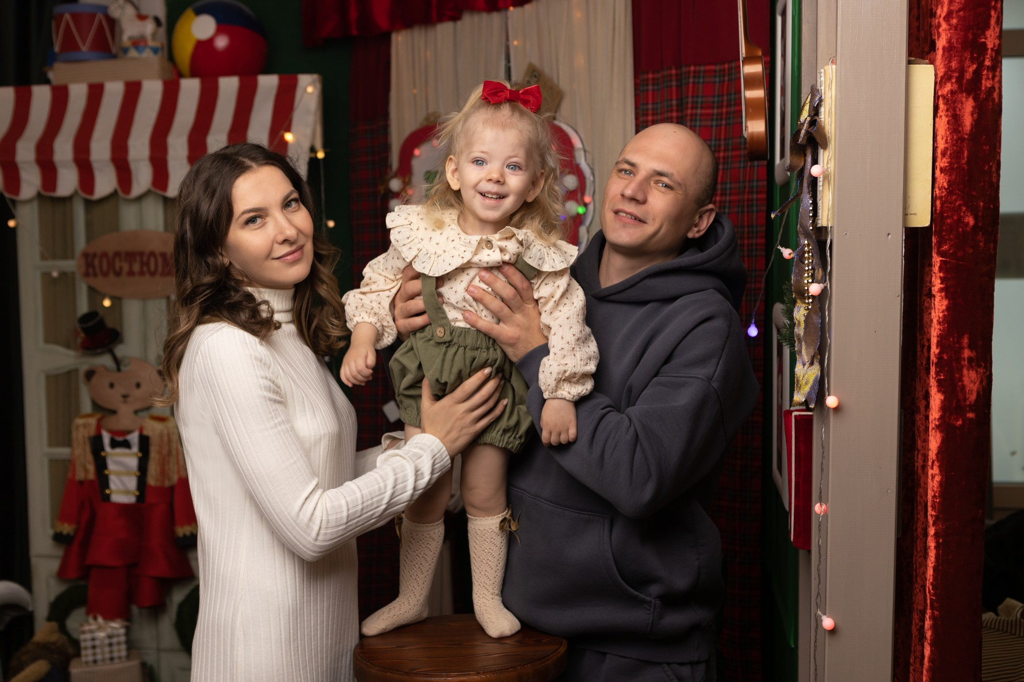 Семейная новогодняя фотосессия. Фотограф в Оренбурге. Профессиональный фотограф